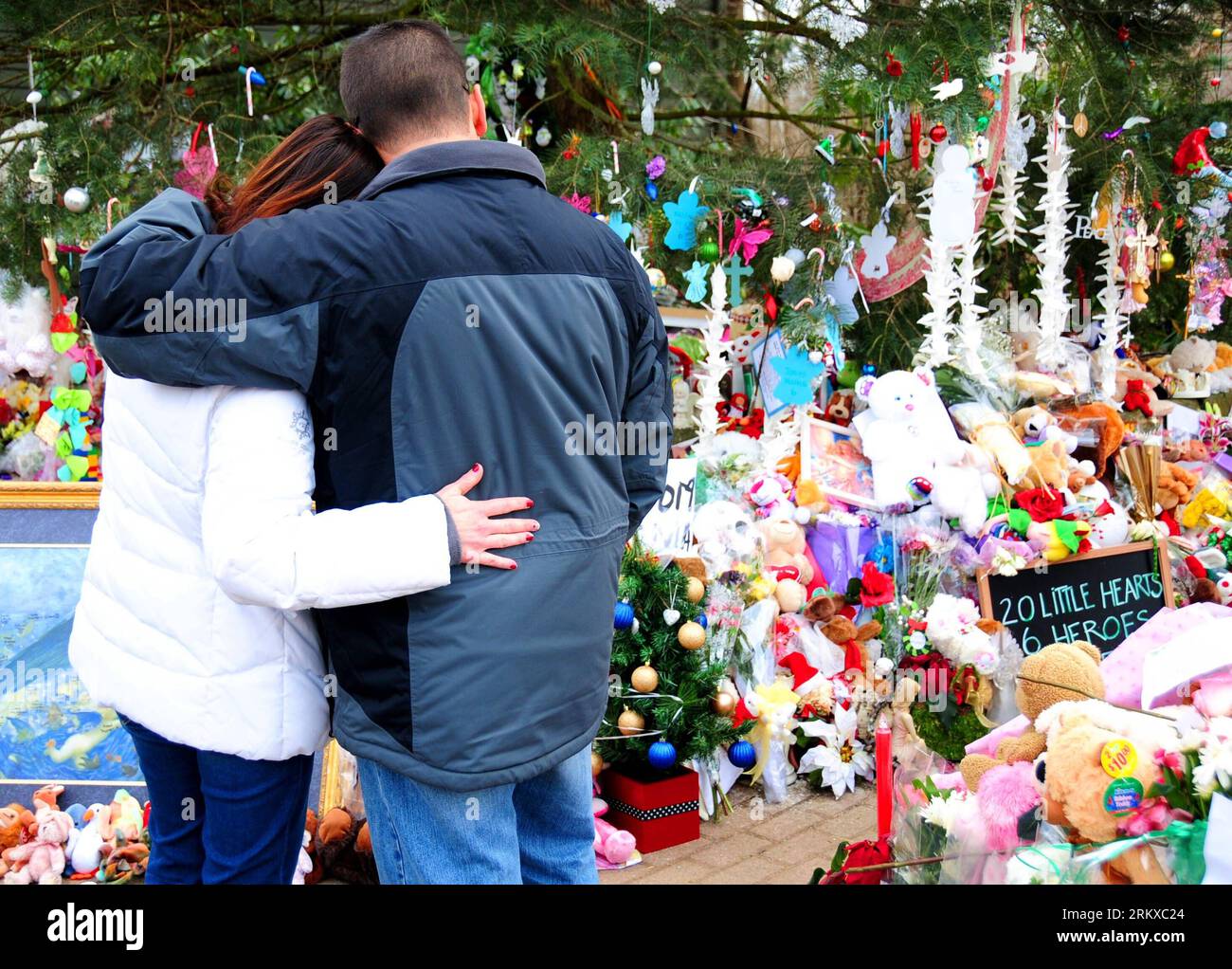 Bildnummer : 58940613 Datum : 20.12.2012 Copyright : imago/Xinhua NEWTOWN, 20 décembre 2012 - les personnes en deuil s'embrassent dans un mémorial de fortune à Newtown, Connecticut, le 20 décembre 2012. Continuer à pleurer le meurtre de 20 élèves et 6 adultes par Adam Lanza, le 14 décembre, à l'école primaire Sandy Hook. (Xinhua/Zhang Chuanshi)(ctt) U.S.-NEWTOWN-SCHOOL-SHOOTING-CONSOLENCE PUBLICATIONxNOTxINxCHN Gesellschaft USA Amok Amoklauf Massaker Schule Schulmassaker Trauer Gedenken Anteilnahme x0x xrj 2012 quer 58940613 Date 20 12 2012 Copyright Imago XINHUA Newtown DEC 20 2012 Morne embrasse À une marque Banque D'Images