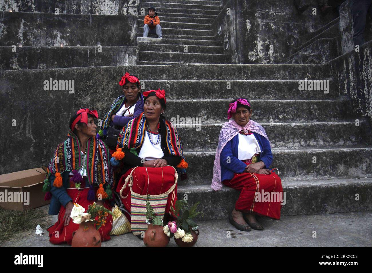 Bildnummer : 58944744 Datum : 21.12.2012 Copyright : imago/Xinhua (121222) -- HUEHUETENANGO, 21 décembre 2012 (Xinhua) -- les femmes se préparent à participer à une cérémonie maya pour recevoir le nouveau cycle du calendrier maya, sur le site archéologique de Zaculeu, à Huehuetenango, Guatemala, le 21 décembre 2012. (Xinhua/Str) (ce) GUATEMALA-HUEHUETENANGO-MAYAN CALENDAR PUBLICATIONxNOTxINxCHN Gesellschaft Maya Mayakalender Kalender Weltuntergang Apokalypse Zeremonie xjh x0x premiumd 2012 quer 58944744 Date 21 12 2012 Copyright Imago XINHUA DEC 21 2012 les femmes XINHUA se préparent à prendre part à un Ceremon Maya Banque D'Images