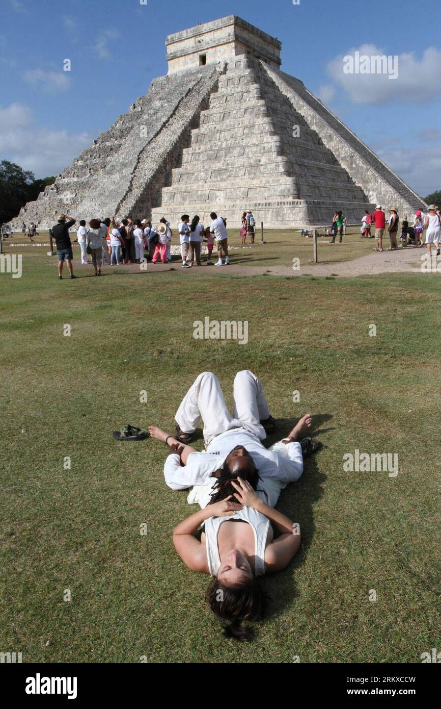 Bildnummer : 58944748 Datum : 21.12.2012 Copyright : imago/Xinhua (121222) -- CHICHEN ITZA, 21 décembre 2012 (Xinhua) -- deux visiteurs sont vus lors d’une cérémonie rituelle autour de la pyramide de Kukulkan lors de la célébration du nouveau cycle du calendrier maya sur le site archéologique de Chichen Itza, dans la municipalité de Tinum, dans l’État du Yucatan, au sud du Mexique, le 21 décembre, 2012. (Xinhua/Russel Chan) (da) MEXICO-CHICHEN ITZA-MAYAN CALENDAR PUBLICATIONxNOTxINxCHN Gesellschaft Maya Mayakalender Kalender Weltuntergang Apokalypse Zeremonie xjh x0x premiumd 2012 hoch Highlight 58944748 Date 21 12 2012 Copyright Imago Banque D'Images