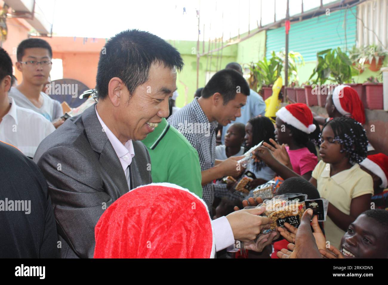 Bildnummer : 58950648 Datum : 24.12.2012 Copyright : imago/Xinhua LUANDA, (Xinhua) -- Secrétaire général de la Chambre de Commerce chinoise en Angola Zhao Hongbing (C) fait don de cadeaux de Noël à des orphelins de l'orphelinat Gazenga à Luanda, capitale de l'Angola, le 24 décembre 2012. (Xinhua/Wang Bingfei) (syq) ANGOLA-LUANDA-CHAMBRE CHINOISE DE COMMERCE-GAZENGA ORPHELINAT-NOËL PUBLICATIONxNOTxINxCHN personnes Politik xdp x0x 2012 quer 58950648 Date 24 12 2012 Copyright Imago XINHUA Luanda XINHUA Secrétaire général de la Chambre de commerce chinoise en Angola Zhao Hong Bing C fait don de cadeaux de Noël Banque D'Images