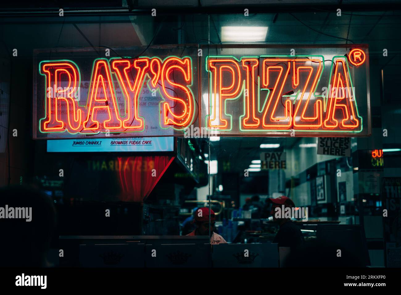 Panneau néon vintage Rays Pizza dans Midtown Manhattan, New York Banque D'Images