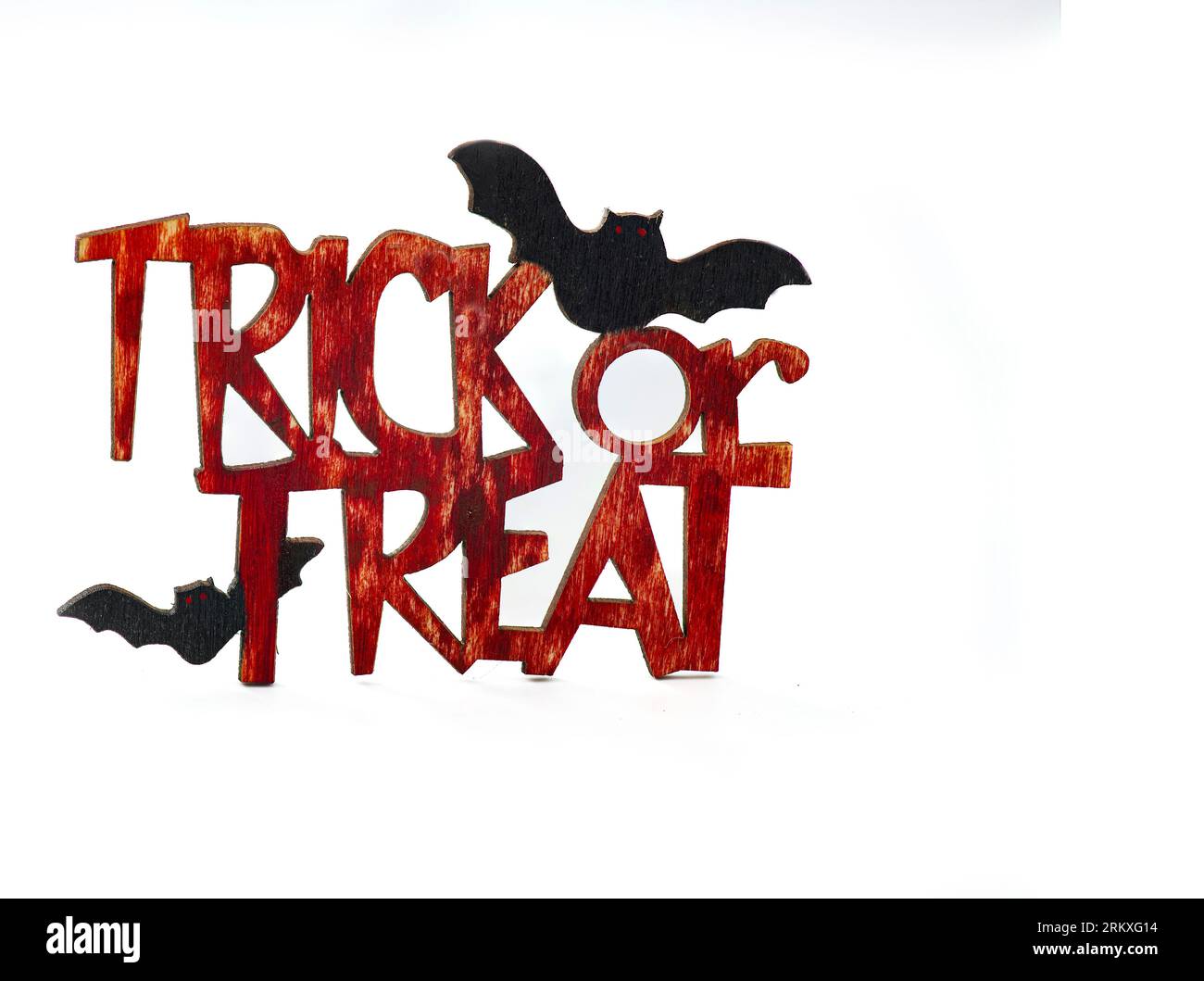 Signe Trick or Treat avec des chauves-souris isolées sur un fond blanc. Banque D'Images