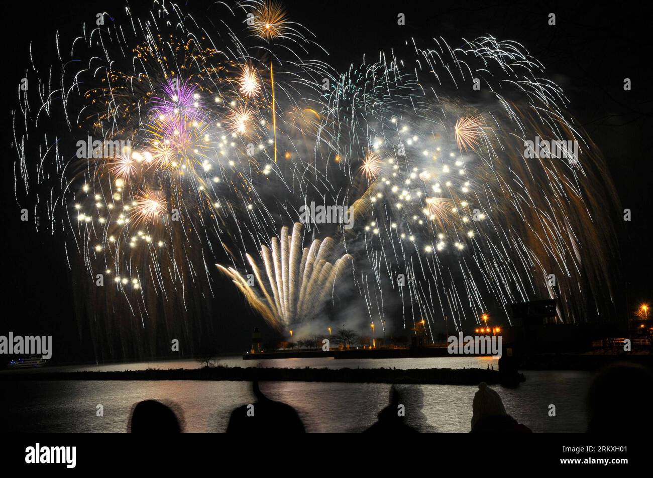 Bildnummer : 58959117 Datum : 31.12.2012 Copyright : imago/Xinhua CHICAGO, (Xinhua) -- des feux d'artifice sont allumés pour accueillir 2013 à Navy Pier, Chicago, États-Unis, dans la nuit du 31 décembre 2012, la veille du nouvel an. (Xinhua/Zhang Baoping)(msq) U.S.-CHICAGO-NEW YEAR EVE-FIREWORKS PUBLICATIONxNOTxINxCHN Gesellschaft Silvester Neujahr 2012 2013 Jahreswechsel Feuerwerk xdp x0x 2013 quer 58959117 Date 31 12 2012 Copyright Imago XINHUA Chicago XINHUA feux d'artifice sont allumés pour accueillir 2013 À Navy Pier Chicago les États-Unis DANS la nuit du 31 2012 décembre la veille du nouvel an XINHUA Zhang msq U S Chicago ne Banque D'Images