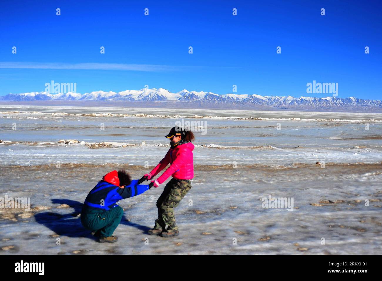 Bildnummer : 58960184 Datum : 01.01.2013 Copyright : imago/Xinhua (130102) -- DELHI, 2 janvier 2013 (Xinhua) -- les touristes se déchaînent sur le lac gelé de Har dans le nord-ouest de la Chine, province de Qinghai, 1 janvier 2013. Le lac Har est le deuxième plus grand lac du Qinghai. (Xinhua/Li Shaopeng) (lfj) CHINA-QINGHAI-LAR LAKE-SCENERY (CN) PUBLICATIONxNOTxINxCHN Gesellschaft Landschaft Winter kalt Kälte See gefroren x0x xmb 2013 quer 58960184 Date 01 01 2013 Copyright Imago XINHUA Delhi Jan 2 2013 XINHUA touristes Frolic SUR le lac gelé de Har dans le nord-ouest de la Chine S Qinghai province Jan 1 2013 Har Lake EST le deuxième Lar Banque D'Images