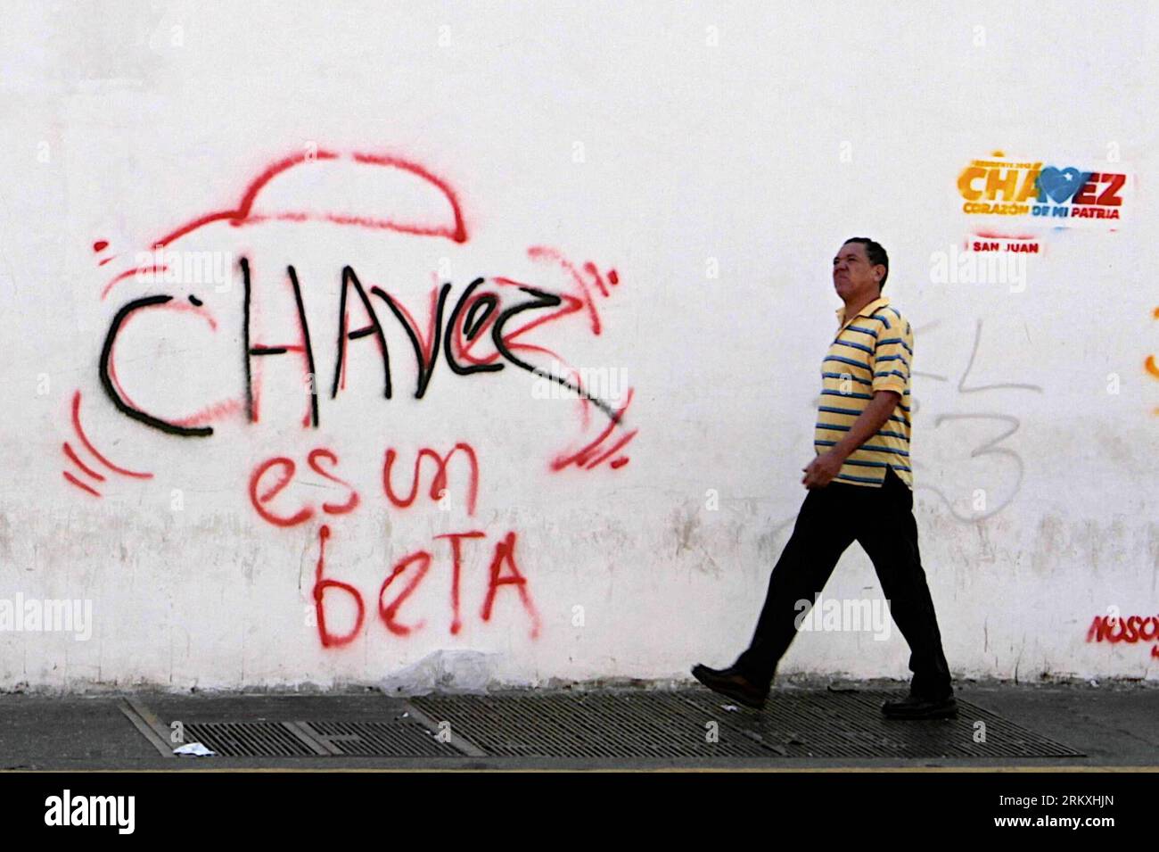 Bildnummer : 58961421 Datum : 02.01.2013 Copyright : imago/Xinhua (130103) -- CARACAS, 2 janvier 2013 (Xinhua) -- un homme passe devant un graffiti du président vénézuélien Hugo Chavez à Caracas, Venezuela, le 2 janvier 2013. Le vice-président vénézuélien Nicolas Maduro a reconnu le 30 décembre 2012 l’émergence de nouvelles complications respiratoires qui affectent la santé du président Hugo Chavez opéré à Cuba il y a 19 jours. (Xinhua/Daniel Guimares/Agencia Estado) VENEZUELA-CARACAS-CHAVEZ PUBLICATIONxNOTxINxCHN Politik Gesellschaft Schriftzug Graffiti x2x xmb 2013 quer o0 Gesundheit Unterstützung 5896 Banque D'Images