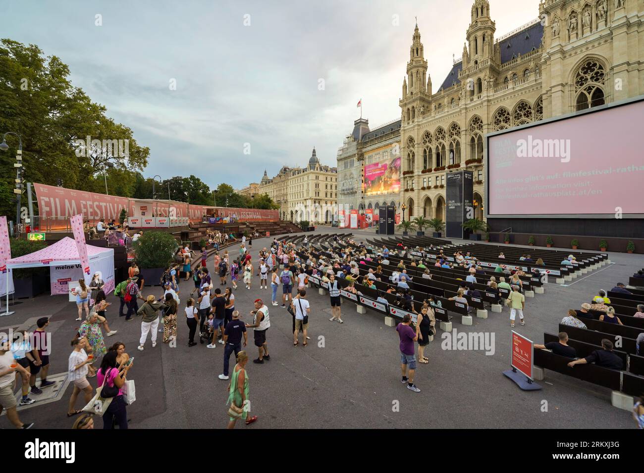 Vienne, Autriche, Europe - 26 mai 2023. Festival du film de Vienne au Rathaus, l'hôtel de ville de la place Rauthausplatz avec un grand écran de cinéma en plein air. Banque D'Images