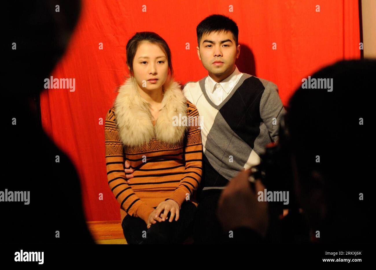 Bildnummer : 58963387 Datum : 04.01.2013 Copyright : imago/Xinhua (130104) -- CHONGQING, 4 janvier 2013 (Xinhua) -- un couple pose pour une photo au bureau d'enregistrement des mariages dans le district de Jiangbei à Chongqing, dans le sud-ouest de la Chine, le 4 janvier 2013. Beaucoup de couples ici se sont précipités pour nouer le nœud le 4 janvier 2013 ou le 2013/1/4, ce qui ressemble à Love You Forever en chinois. (Xinhua/Li Jian) (zz) CHINA-CHONGQING-WEDDING BOOM (CN) PUBLICATIONxNOTxINxCHN Gesellschaft Hochzeit Standesamt Hochzeitstag Hochzeitsdatum x0x xmb 2013 quer 58963387 Date 04 01 2013 Copyright Imago XINHUA Chongqing Jan 4 2013 XINHUA A. Banque D'Images