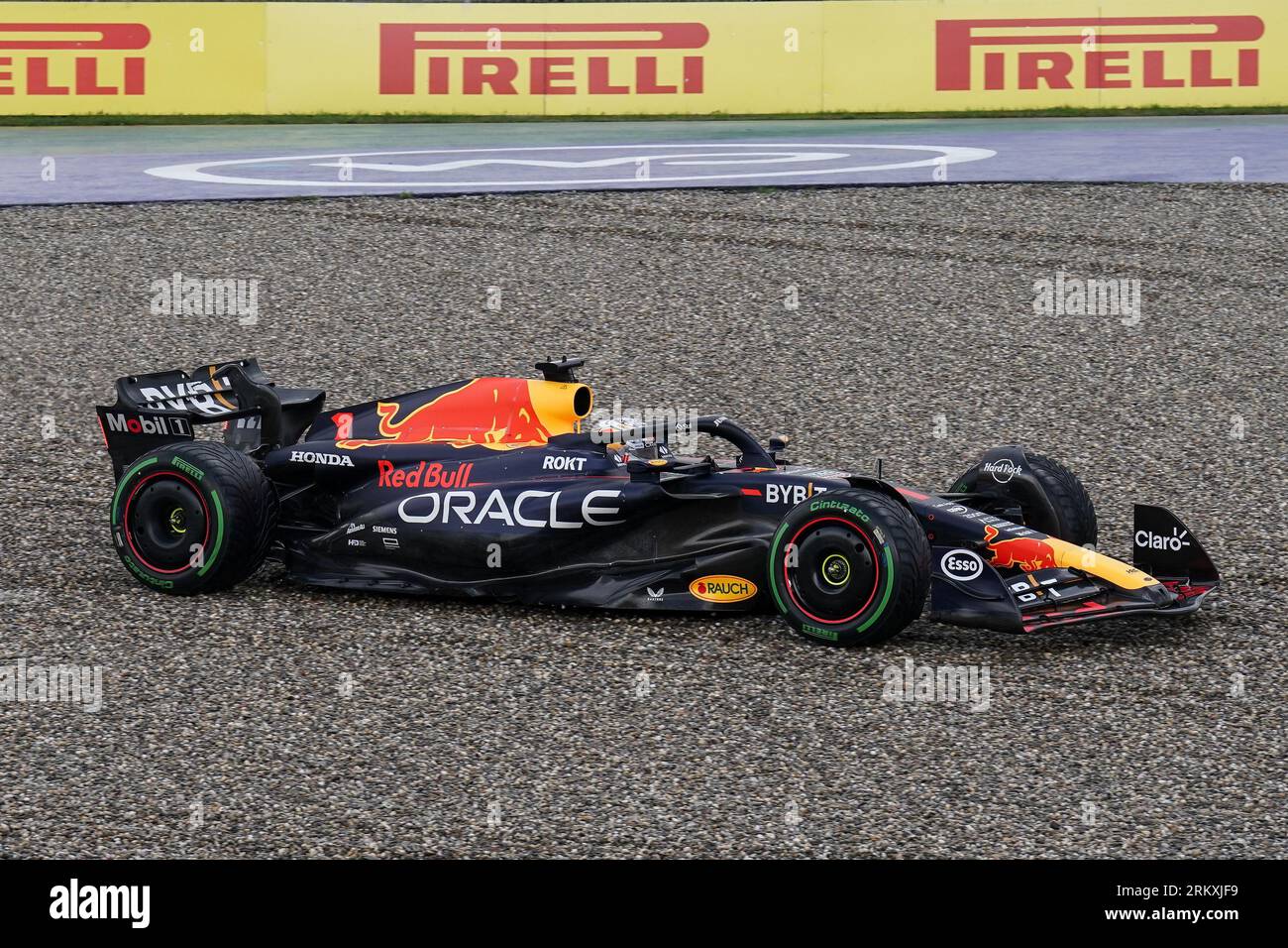 Max Verstappen 1 (NED), HONDA Red Bull Racing RB19 dans le gravier lors de la FORMULE 1 GRAND PRIX NÉERLANDAIS 2023 au circuit CM.com Zandvoort, pays-Bas le 26 août 2023 crédit : chaque seconde Media/Alamy Live News Banque D'Images