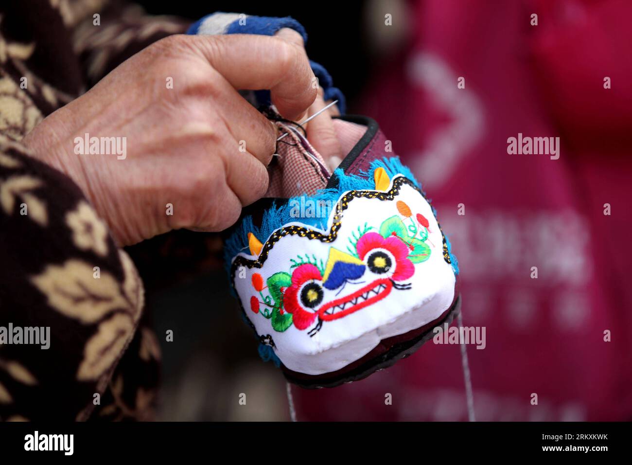 Bildnummer : 58970096 Datum : 07.01.2013 Copyright : imago/Xinhua (130107) -- BOZHOU, 7 janvier 2013 (Xinhua) -- une vieille femme fabrique une chaussure à tête de tigre dans le centre-ville de Bozhou, province de l'Anhui dans l'est de la Chine, 7 janvier 2013. Les chaussures à tête de tigre, une sorte de chaussures traditionnelles chinoises faites de tissu et de fil de coton colorés, sont populaires auprès des habitants de la région qui espèrent que leurs enfants deviendront aussi robustes et en bonne santé que les tigres dans la nouvelle année. (Xinhua/Liu Qinli) (cyc) (hdt) CHINE-ANHUI-CHAUSSURES FAITES À LA MAIN (CN) PUBLICATIONxNOTxINxCHN Kultur Kunsthandwerk Handwerk Schuhe Tradition xas x0x 2013 quer Aufmacher premiumd kurios 589700 Banque D'Images