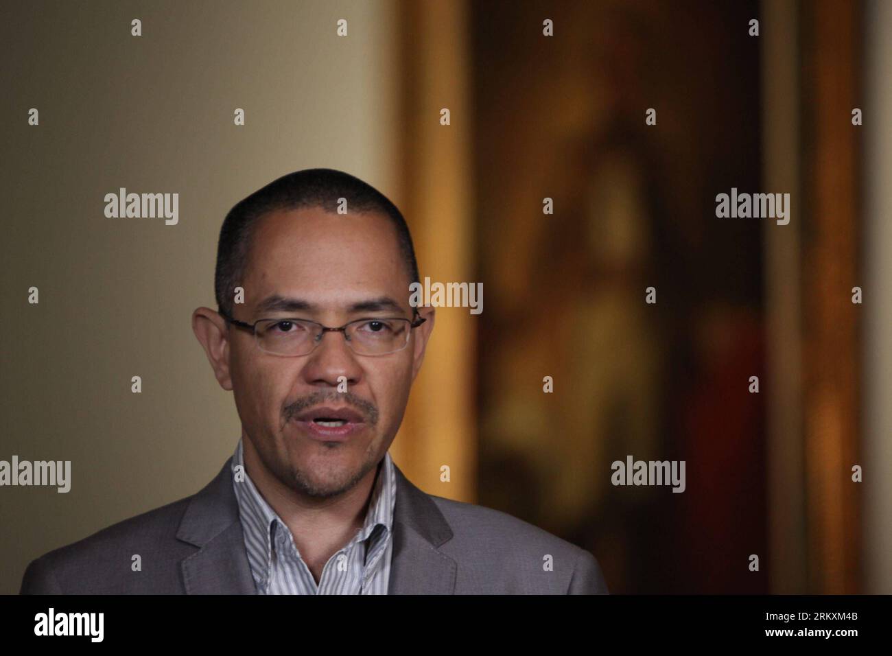 Bildnummer : 58974586 Datum : 07.01.2013 Copyright : imago/Xinhua (130107) -- CARACAS, 7 janvier 2013 (Xinhua) -- le ministre vénézuélien de l'information Ernesto Villegas fait une annonce sur le président HugoxChavez lors d'une émission télévisée et radiophonique à Caracas, capitale du Venezuela, le 7 janvier 2013. L'état de santé du président vénézuélien HugoxChavez reste inchangé comme il y a quatre jours, lorsqu'il souffrait d'une insuffisance respiratoire causée par une infection pulmonaire, a confirmé lundi un responsable. (Xinhua/AVN) (lr) VENEZUELA-CARACAS-VILLEGAS-ANNOUNCEMENTxCHAVEZ-CONDITION PUBLICATIONxNOTxINxCHN Politi Banque D'Images