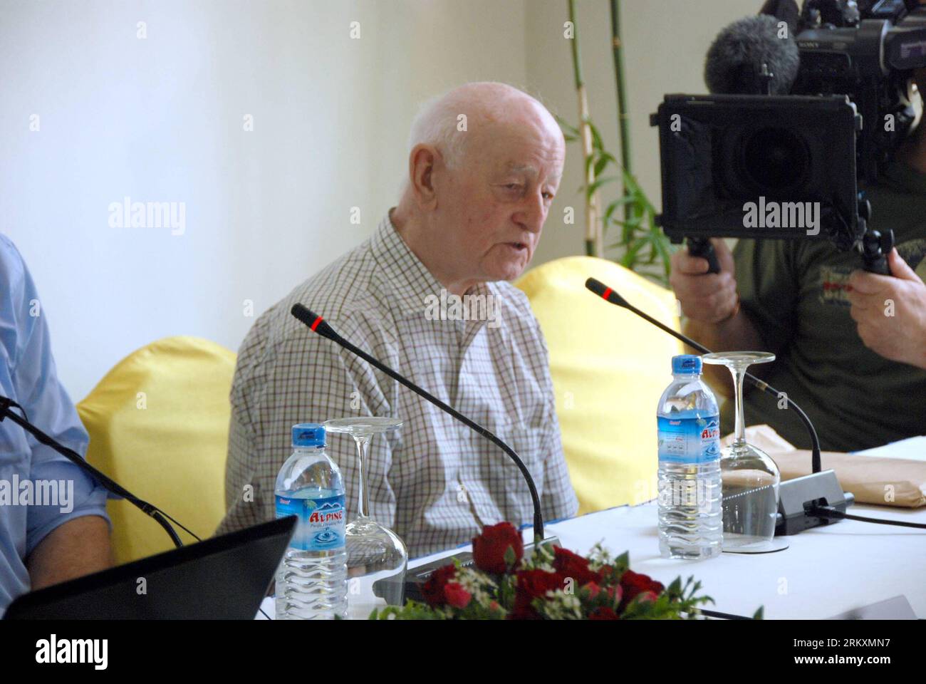 Bildnummer : 58996923 Datum : 09.01.2013 Copyright : imago/Xinhua (130109) -- YANGON, 9 janvier 2013 (Xinhua) -- Stanley Coombe, un ancien soldat britannique de 91 ans qui est l’un des huit témoins des Spitfires britanniques, prend la parole lors d’une conférence de presse sur une expédition prévue pour rechercher des avions Spitfire britanniques enterrés à Yangon, au Myanmar, le 9 janvier 2013. Une équipe d'excavation dirigée par les Britanniques à la recherche de Spitfires a déclaré mercredi que 36 avions de la Seconde Guerre mondiale seraient enterrés près de l'aéroport de Yangon, tandis que 18 autres à Myitkyina et six autres à Meikhtilar. (Xinhua/Zhang Qiuhua)(dzl) MYANMAR-GRANDE-BRETAGNE-HIST Banque D'Images
