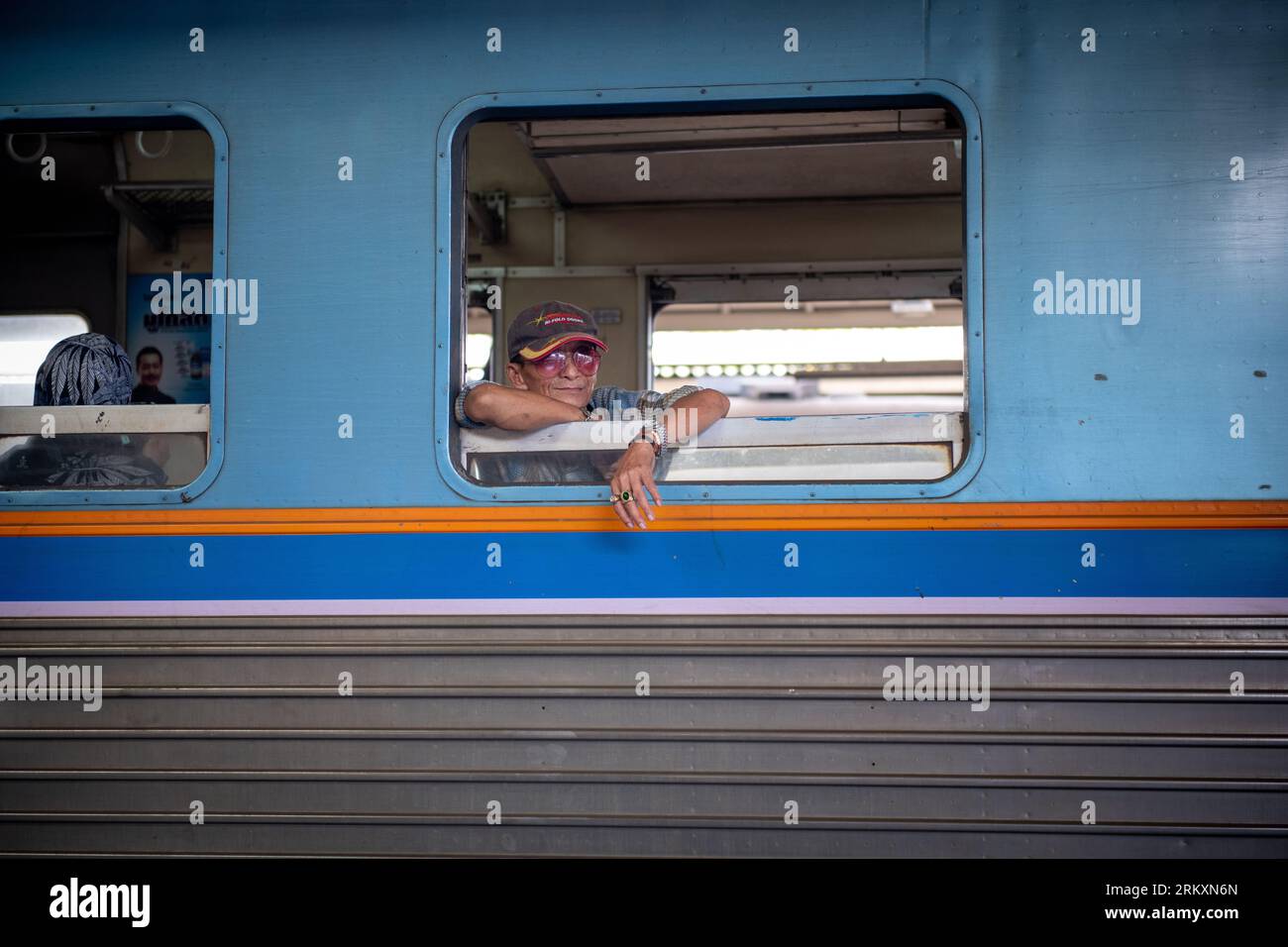 Bangkok, Thaïlande - 6 mars 2020 : passager regardant par la fenêtre d'un train à la gare de Bangkok. Banque D'Images