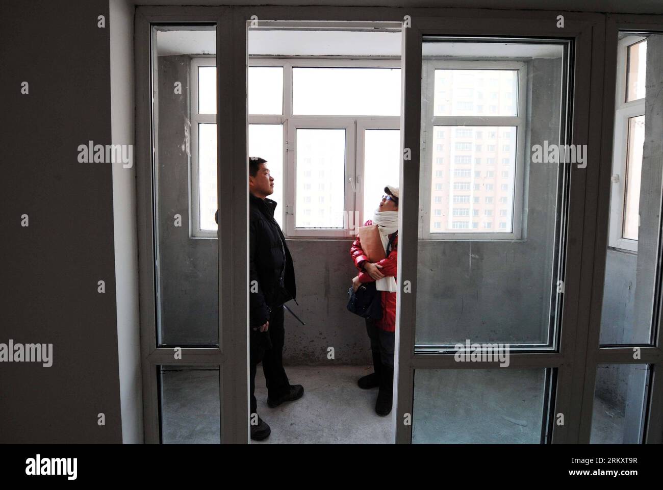 Bildnummer : 59082905 Datum : 15.01.2013 Copyright : imago/Xinhua (130115) -- HARBIN, 15 janvier 2013 (Xinhua) -- Un couple regarde leur nouvelle maison à Zhengyue Community, Harbin, capitale de la province de Heilongjiang du nord-est de la Chine, 15 janvier 2013. Zhengyue Community, composée de 20 immeubles résidentiels de grande hauteur, a été construite pour répondre aux besoins des groupes locaux à faible revenu. Plus de 3 800 familles déménageront dans ces logements abordables avant le prochain festival du printemps. (Xinhua/Wang Jianwei) (gqd) CHINE-HEILONGJIANG-HARBIN-LOGEMENT ABORDABLE (CN) PUBLICATIONxNOTxINxCHN Gesellschafgt Wohnung Miete Mietwoh Banque D'Images