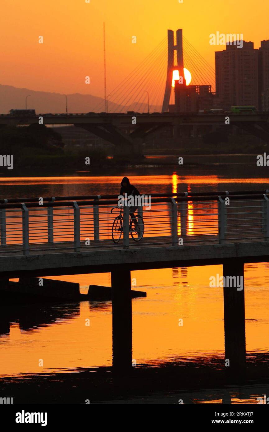 Bildnummer : 59085497 Datum : 15.01.2013 Copyright : imago/Xinhua TAIPEI, 15 janvier 2013 - la photo prise le 15 janvier 2013 montre le coucher du soleil à Dadaocheng à Taipei, dans le sud-est de la Chine. Dadaocheng, une zone dans le district de Datong à Taipei, était un port de commerce important au 19e siècle et est toujours une attraction touristique historique majeure et une zone commerçante. (Xinhua/Xing Guangli) (lfj) CHINA-TAIPEI-DADAOCHENG-SUNSET (CN) PUBLICATIONxNOTxINxCHN Gesellschaft xas x0x 2013 hoch premiumd 59085497 Date 15 01 2013 Copyright Imago XINHUA Taipei Jan 15 2013 photo prise LE 15 2013 janvier montre des paysages de coucher de soleil Banque D'Images