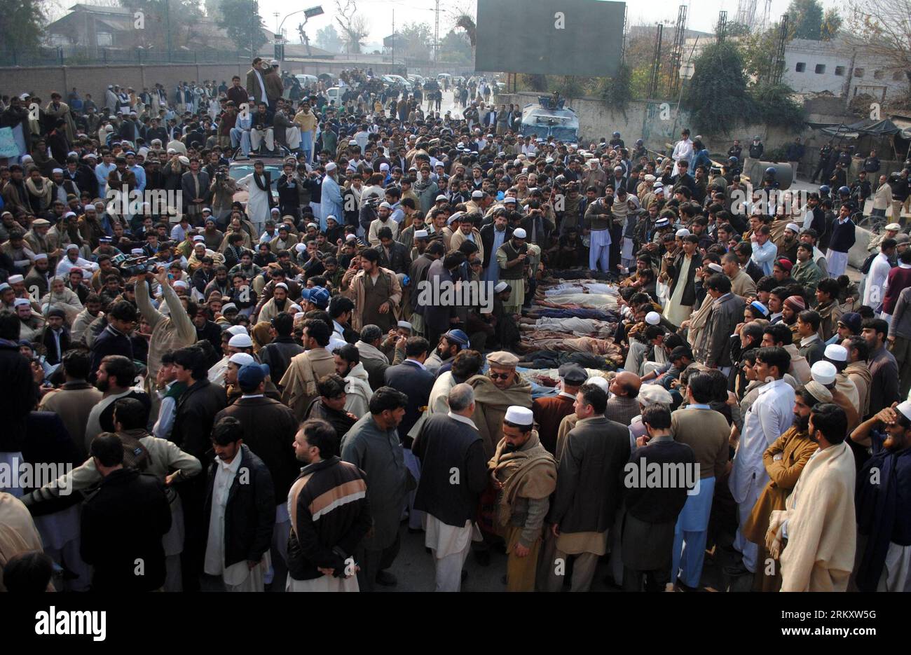 Bildnummer : 59093871 Datum : 16.01.2013 Copyright : imago/Xinhua PESHAWAR, 16 janvier 2013 -- des villageois pakistanais de Bara se rassemblent autour des cadavres de leurs proches lors d'une manifestation dans le nord-ouest du Pakistan Peshawar le 16 janvier 2013. Des manifestants ont déclaré que des hommes armés portant des uniformes militaires avaient pris d'assaut des maisons à Bara Tehsil, dans l'agence Khyber, à environ 30 kilomètres de Peshawar, et abattu 18 villageois lors d'un raid de nuit. (Xinhua/Umar Qayyum) PAKISTAN-PESHAWAR-RAID-PROTEST PUBLICATIONxNOTxINxCHN Gesellschaft Politik Anschlag Terror Terroranschlag Amok Massaker x0x xdd premiumd 2013 quer 5909387 Banque D'Images