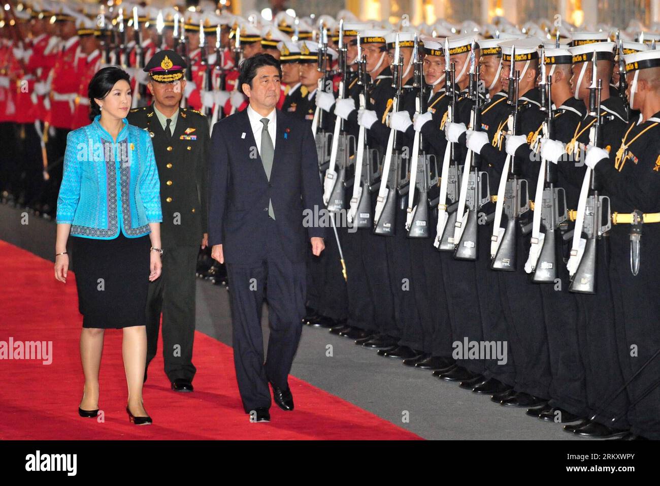 Bildnummer : 59099354 Datum : 17.01.2013 Copyright : imago/Xinhua (130117) -- BANGKOK, 17 janvier 2013 (Xinhua) -- le Premier ministre thaïlandais Yingluck Shinawatra (1e L) et le Premier ministre japonais Shinzo Abe (C) inspectent les gardes d'honneur lors d'une cérémonie de bienvenue tenue à la Maison du gouvernement à Bangkok, capitale de la Thaïlande, le 17 janvier 2013. Shinzo Abe est arrivé jeudi à Bangkok pour une visite officielle de deux jours en Thaïlande. (Xinhua/Rachen Sageamsak) THAILAND-BANGKOK-JAPAN-VISIT PUBLICATIONxNOTxINxCHN People Politik x0x xrj 2013 quer 59099354 Date 17 01 2013 Copyright Imago XINHUA Bangkok Jan 17 Banque D'Images