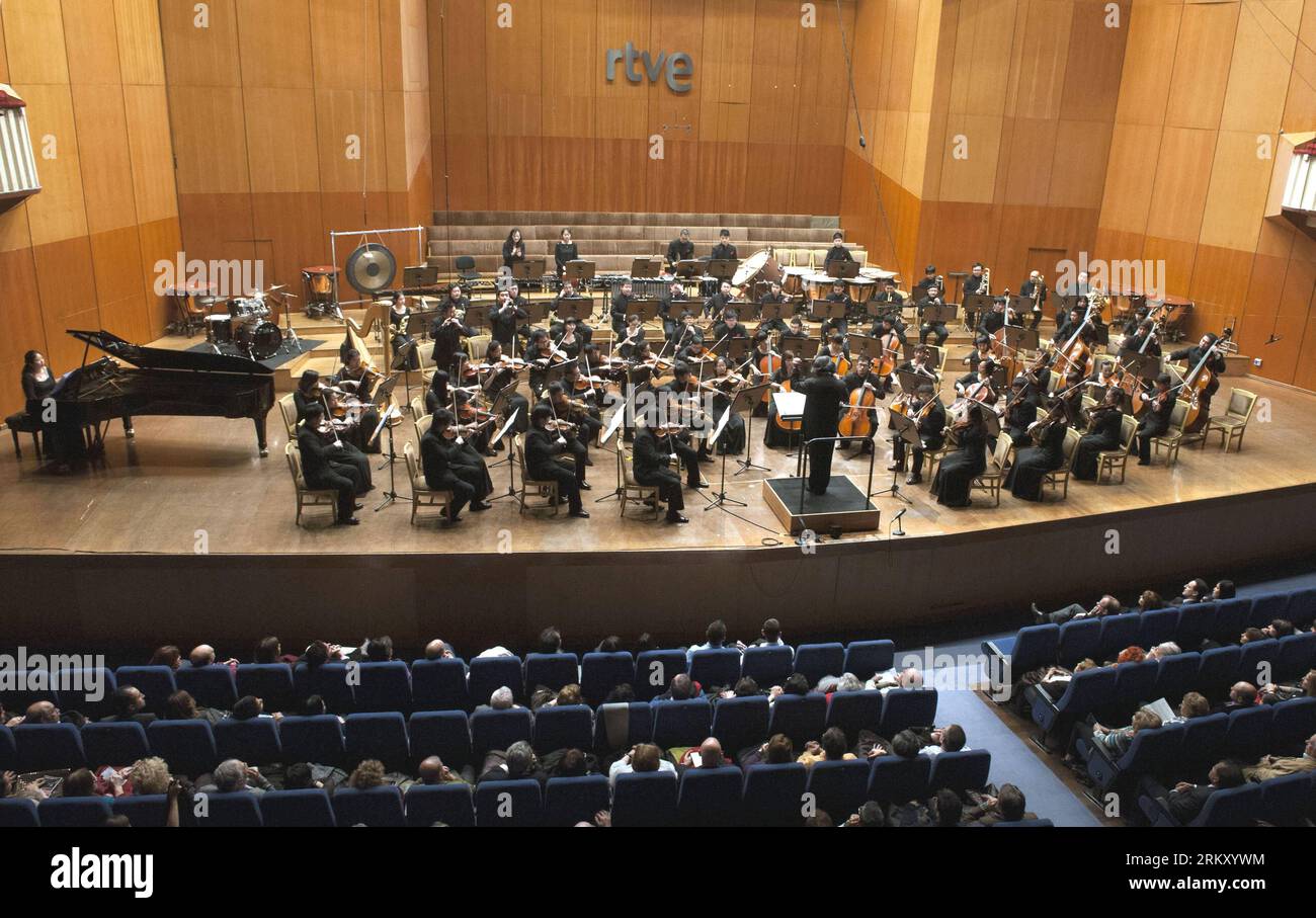 Bildnummer : 59109228 Datum : 19.01.2013 Copyright : imago/Xinhua (130120) -- MADRID, 19 janvier 2013 (Xinhua) -- l'Orchestre symphonique de Chine du Zhejiang joue lors d'un concert à Madrid, Espagne, le 19 janvier 2013. Le concert a eu lieu ici samedi dans le cadre de la célébration du 40e anniversaire de l'établissement des relations diplomatiques entre la Chine et l'Espagne. (Xinhua/Xie Haining) (lyx) ESPAGNE-CHINE-RELATIONS DIPLOMATIQUES ÉTABLISSEMENT-ANNIVERSAIRE-CONCERT PUBLICATIONxNOTxINxCHN Kultur Musik Konzert People x0x xds 2013 quer 59109228 Date 19 01 2013 Copyright Imago XINHUA Madrid Jan 19 2013 Banque D'Images