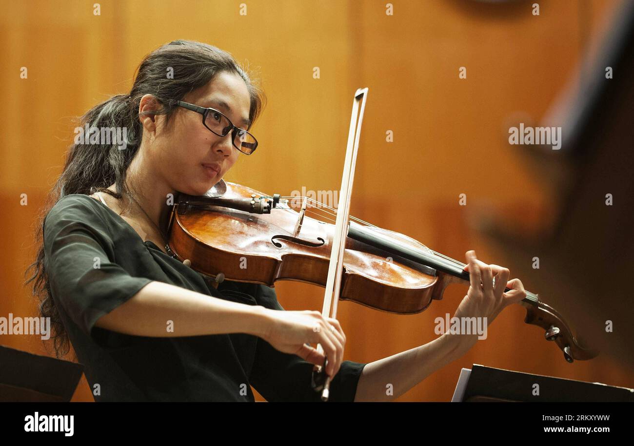 Bildnummer : 59109232 Datum : 19.01.2013 Copyright : imago/Xinhua (130120) -- MADRID, 19 janvier 2013 (Xinhua) -- Un membre de l'Orchestre Symphonique de Chine du Zhejiang se produit lors d'un concert à Madrid, Espagne, le 19 janvier 2013. Le concert a eu lieu ici samedi dans le cadre de la célébration du 40e anniversaire de l'établissement des relations diplomatiques entre la Chine et l'Espagne. (Xinhua/Xie Haining) (lyx) ESPAGNE-CHINE-RELATIONS DIPLOMATIQUES ÉTABLISSEMENT-ANNIVERSAIRE-CONCERT PUBLICATIONxNOTxINxCHN Kultur Musik Konzert People x0x xds 2013 quer 59109232 Date 19 01 2013 Copyright Imago XINHUA Madrid Banque D'Images