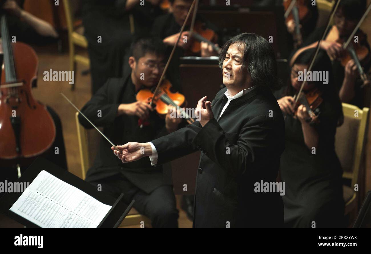 Bildnummer : 59109230 Datum : 19.01.2013 Copyright : imago/Xinhua (130120) -- MADRID, 19 janvier 2013 (Xinhua) -- le chef d'orchestre Tang Muhai et l'Orchestre symphonique de Chine du Zhejiang se produisent lors d'un concert à Madrid, Espagne, le 19 janvier 2013. Le concert a eu lieu ici samedi dans le cadre de la célébration du 40e anniversaire de l'établissement des relations diplomatiques entre la Chine et l'Espagne. (Xinhua/Xie Haining) (lyx) ESPAGNE-CHINE-RELATIONS DIPLOMATIQUES ÉTABLISSEMENT-ANNIVERSAIRE-CONCERT PUBLICATIONxNOTxINxCHN Kultur Musik Konzert People x0x xds 2013 quer 59109230 Date 19 01 2013 Copyright Imago XIN Banque D'Images