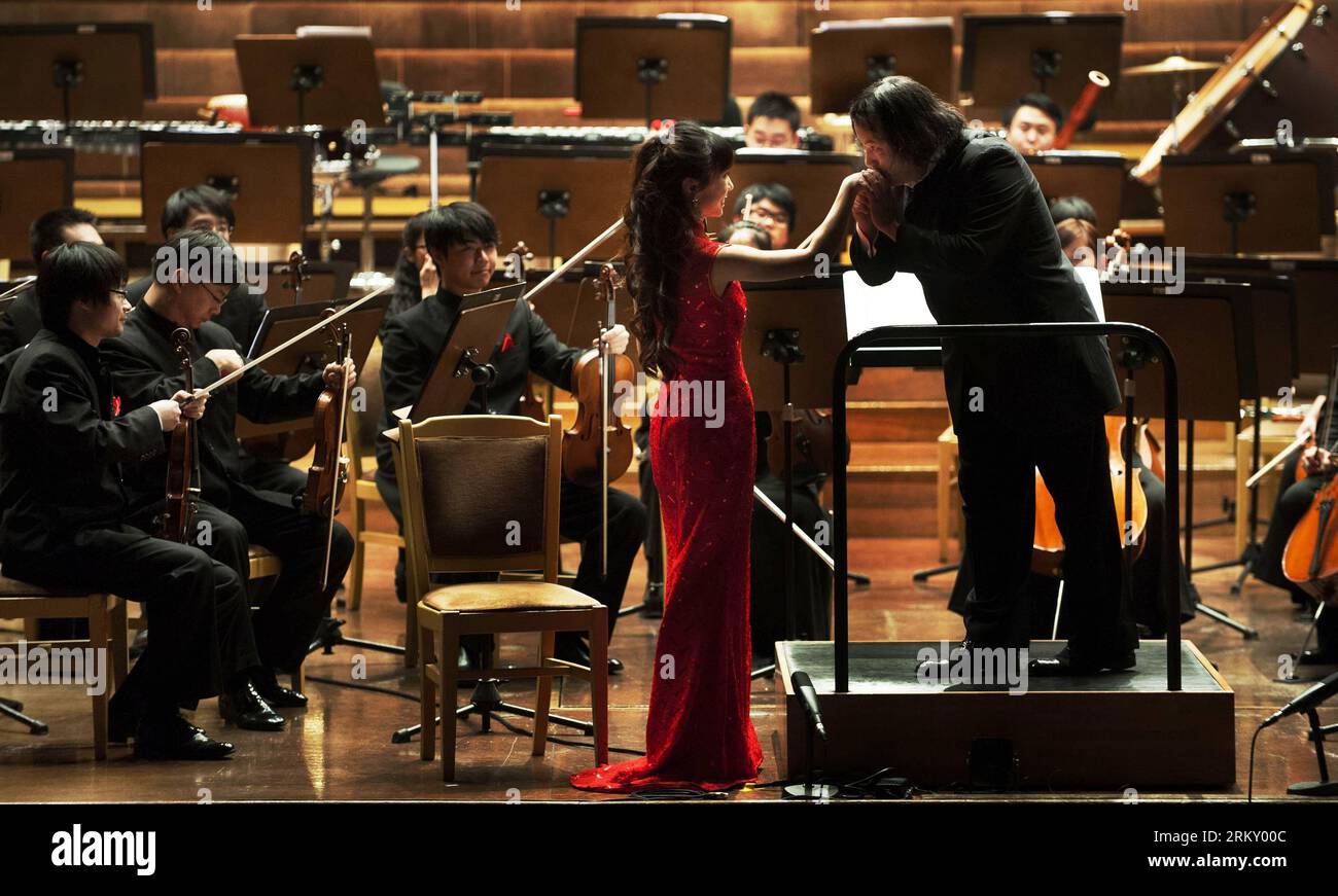 Bildnummer : 59109233 Datum : 19.01.2013 Copyright : imago/Xinhua (130120) -- MADRID, 19 janvier 2013 (Xinhua) -- le chef d'orchestre Tang Muhai (R, Front) salue un artiste qui joue Erhu, un instrument de musique traditionnelle chinoise à deux cordes, en lui embrassant la main lors d'un concert à Madrid, Espagne, le 19 janvier 2013. Le concert a eu lieu ici samedi dans le cadre de la célébration du 40e anniversaire de l'établissement des relations diplomatiques entre la Chine et l'Espagne. (Xinhua/Xie Haining) (lyx) ESPAGNE-CHINE-RELATIONS DIPLOMATIQUES ÉTABLISSEMENT-ANNIVERSAIRE-CONCERT PUBLICATIONxNOTxINxCHN Kultur Musik Konzer Banque D'Images