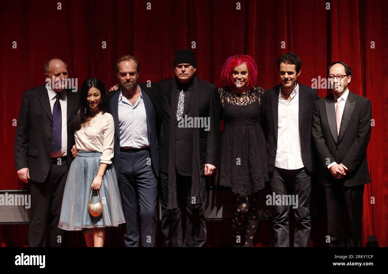 Bildnummer : 59117891 Datum : 22.01.2013 Copyright : imago/Xinhua (130122) -- BEIJING, 22 janvier 2013 (Xinhua) -- les acteurs et les membres de l'équipe posent pour une photo de groupe lors de la première du film Cloud Atlas à Beijing, capitale de la Chine, le 22 janvier 2013. Le film est basé sur le roman de 2004 Cloud Atlas de David Mitchell. Le casting comprend Tom Hanks, Halle Berry, Hugo Weaving et Zhou Xun. Il sortira en Chine continentale le 31 janvier. (Xinhua/Wang Shen)(wjq) CHINA-BEIJING-MOVIE-CLOUD ATLAS-PREMIERE (CN) PUBLICATIONxNOTxINxCHN People Entertainment film x0x xmb 2013 quer 59117891 Date 22 01 Banque D'Images