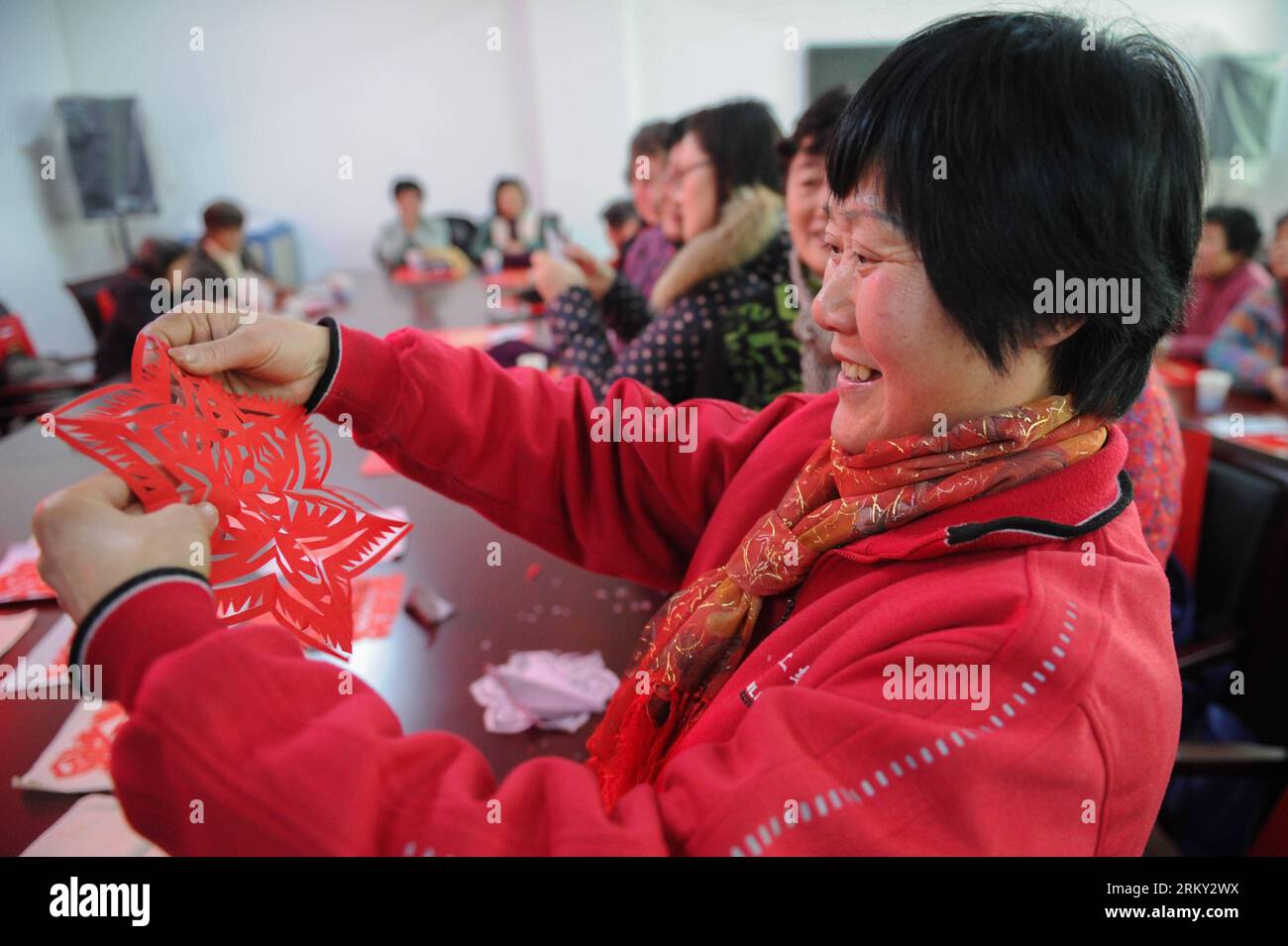 Bildnummer : 59129967 Datum : 24.01.2013 Copyright : imago/Xinhua (130124) -- HEFEI, 24 janvier 2013 (Xinhua) -- Une femme montre le travail de découpe de papier qu'elle vient de terminer à Hefei, capitale de la province d'Anhui de l'est de la Chine, le 24 janvier 2013. Une activité a eu lieu ici à la communauté Daoxiangcun, faisant la promotion des arts folkloriques traditionnels pour le prochain festival du printemps. (Xinhua/du Yu) (xzj) CHINA-ANHUI-HEFEI-SPRING FESTIVAL-FOLK ARTS (CN) PUBLICATIONxNOTxINxCHN Gesellschaft Kultur tradition Frühlingsfest Deko Papierschnitt x0x xst 2013 quer 59129967 Date 24 01 2013 Copyright Imago XINHUA Hefei Jan 24 2013 XI Banque D'Images