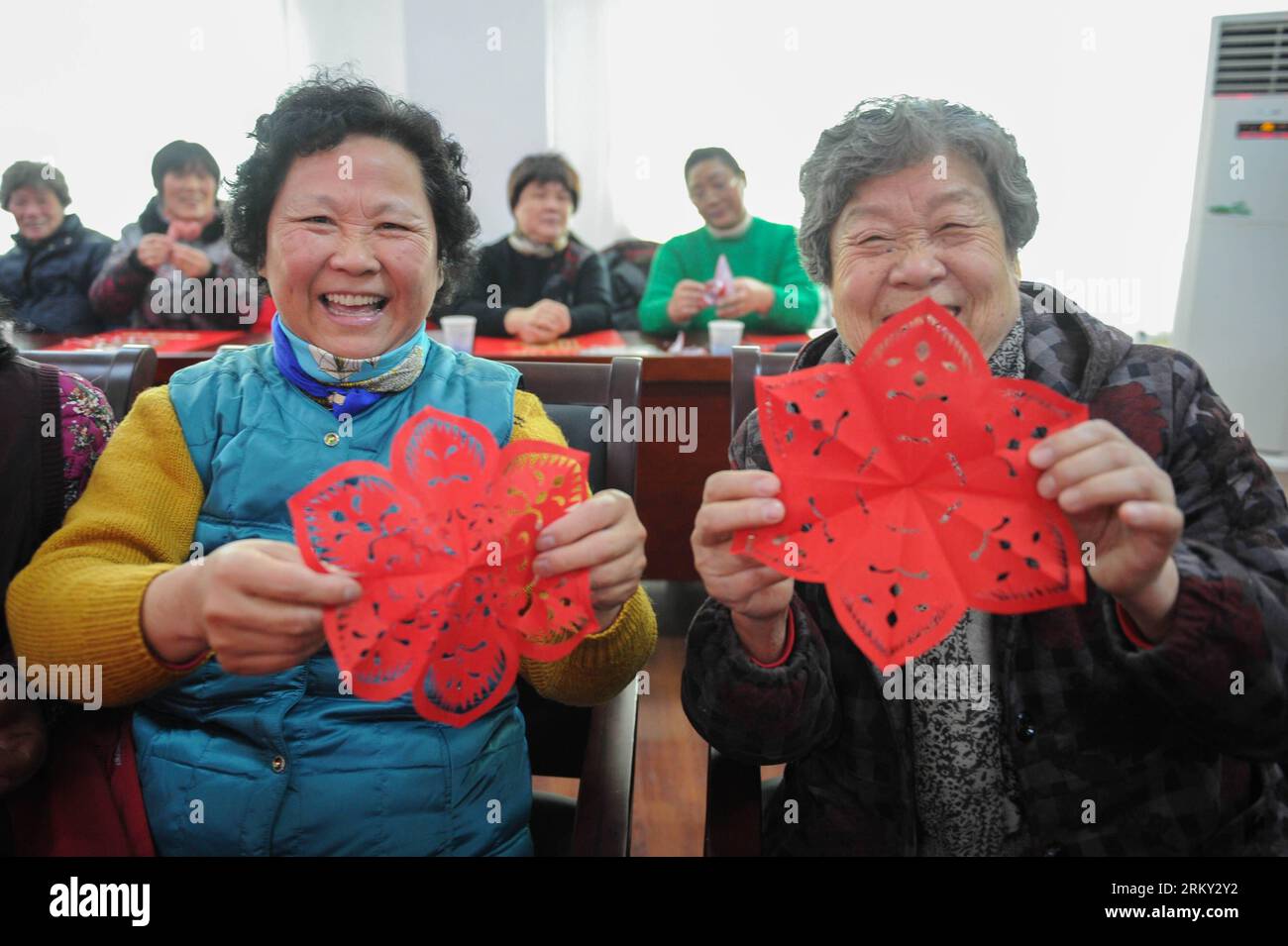 Bildnummer : 59129968 Datum : 24.01.2013 Copyright : imago/Xinhua (130124) -- HEFEI, 24 janvier 2013 (Xinhua) -- deux femmes montrent les coupures de papier qu'elles ont faites à Hefei, capitale de la province d'Anhui de l'est de la Chine, le 24 janvier 2013. Une activité a eu lieu ici à la communauté Daoxiangcun, faisant la promotion des arts folkloriques traditionnels pour le prochain festival du printemps. (Xinhua/du Yu) (xzj) CHINA-ANHUI-HEFEI-SPRING FESTIVAL-FOLK ARTS (CN) PUBLICATIONxNOTxINxCHN Gesellschaft Kultur tradition Frühlingsfest Deko Papierschnitt x0x xst 2013 quer 59129968 Date 24 01 2013 Copyright Imago XINHUA Hefei Jan 24 2013 XINHUA Two WO Banque D'Images
