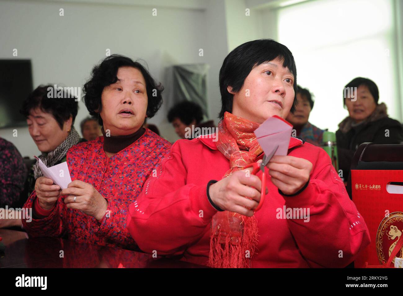 Bildnummer : 59129964 Datum : 24.01.2013 Copyright : imago/Xinhua (130124) -- HEFEI, 24 janvier 2013 (Xinhua) -- des membres du personnel retraité sont vus en train de couper du papier à Hefei, capitale de la province de l'Anhui de l'est de la Chine, le 24 janvier 2013. Une activité a eu lieu ici à la communauté Daoxiangcun, faisant la promotion des arts folkloriques traditionnels pour le prochain festival du printemps. (Xinhua/du Yu) (xzj) CHINA-ANHUI-HEFEI-SPRING FESTIVAL-FOLK ARTS (CN) PUBLICATIONxNOTxINxCHN Gesellschaft Kultur tradition Frühlingsfest Deko Papierschnitt x0x xst 2013 quer 59129964 Date 24 01 2013 Copyright Imago XINHUA Hefei Jan 24 2013 XINH Banque D'Images