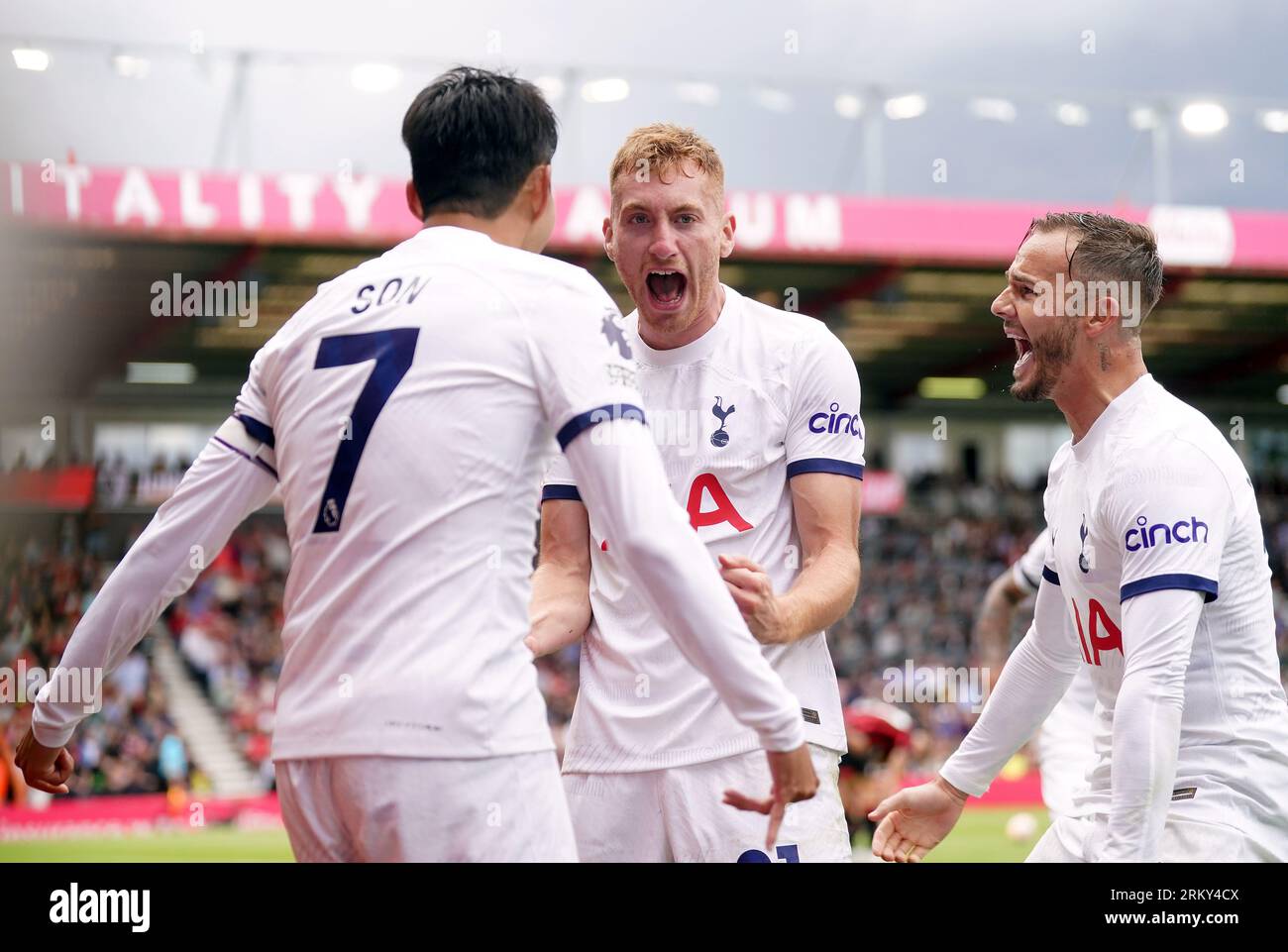 Dejan Kulusevski de Tottenham Hotspur célèbre avoir marqué le deuxième but de leur équipe avec ses coéquipiers son Heung-min et James Maddison lors du match de Premier League au Vitality Stadium, Bournemouth. Date de la photo : Samedi 26 août 2023. Banque D'Images