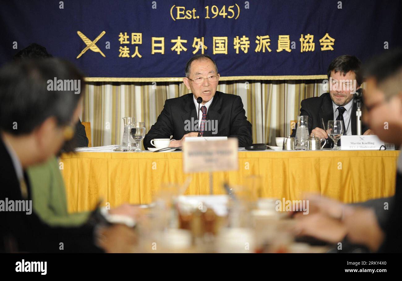 Bildnummer : 59144836 Datum : 28.01.2013 Copyright : imago/Xinhua (130128) -- TOKYO, 28 janvier 2013 (Xinhua) -- l'ancien ambassadeur du Japon en Chine Uichiro Niwa (C) répond aux questions des journalistes des médias au Club des correspondants étrangers du Japon à Tokyo le 28 janvier 2013. Niwa a déclaré lundi que tout ce qui serait fait par des politiciens qui pourrait nuire aux efforts de construction d'une relation amicale entre le Japon et la Chine serait considéré comme un crime politique grave. (Xinhua/Kenichiro Seki) (nxl) JAPON-TOKYO-ANCIEN AMBASSADEUR-NIWA PUBLICATIONxNOTxINxCHN People Politik x0x xds 2013 quer 59144836 Date Banque D'Images