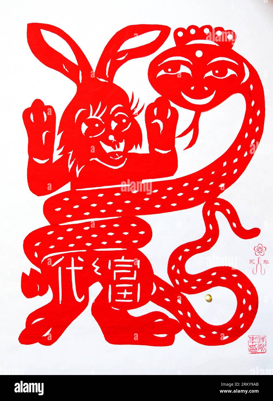 Bildnummer : 59172380 Datum : 04.02.2013 Copyright : imago/Xinhua (130204) -- XUZHOU, 4 février 2013 (Xinhua) -- la photo prise le 4 février 2013 montre la découpe de papier par l'artiste folklorique Chen Yongnian à Xuzhou, dans la province du Jiangsu de l'est de la Chine. Chen a passé plus d'un mois à créer plus de 130 œuvres d'art découpées de serpents pour célébrer la prochaine année chinoise du serpent. (Xinhua/Li Ming) (mp) CHINA-JIANGSU-XUZHOU-PAPER-CUT ARTIST (CN) PUBLICATIONxNOTxINxCHN Kultur Tradition Kunsthandwerk Papierschnitt Jahr der Schlange x0x xst 2013 hoch 59172380 Date 04 02 2013 Copyright Imago XINHUA Xuzhou F Banque D'Images