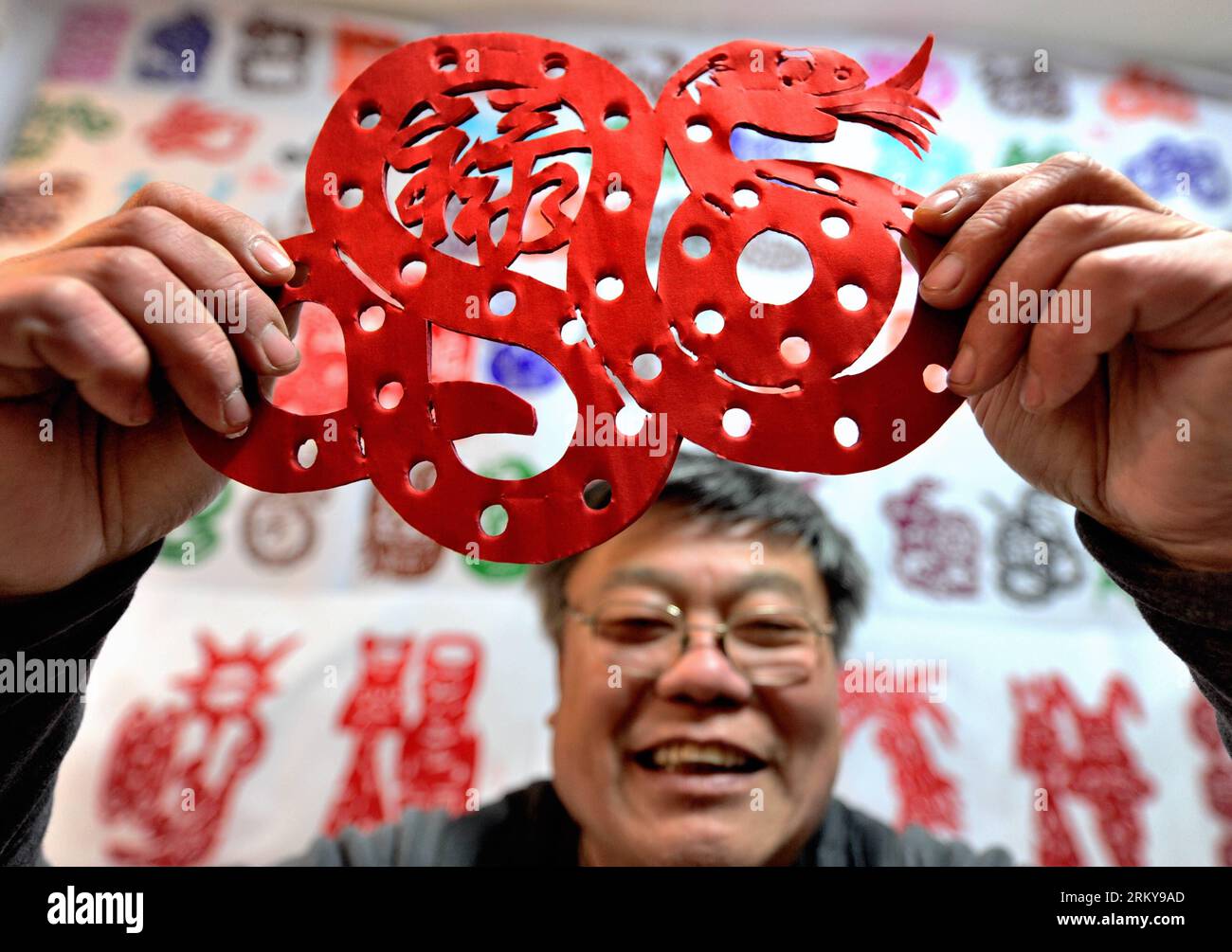 Bildnummer : 59172377 Datum : 04.02.2013 Copyright : imago/Xinhua (130204) -- XUZHOU, 4 février 2013 (Xinhua) -- l'artiste folklorique Chen Yongnian présente sa coupe de papier de serpent à Xuzhou, dans la province de Jiangsu de l'est de la Chine, le 4 février 2013. Chen a passé plus d'un mois à créer plus de 130 œuvres d'art découpées de serpents pour célébrer la prochaine année chinoise du serpent. (Xinhua/Li Ming) (mp) CHINA-JIANGSU-XUZHOU-PAPER-CUT ARTIST (CN) PUBLICATIONxNOTxINxCHN Kultur Tradition Kunsthandwerk Papierschnitt Jahr der Schlange x0x xst 2013 quer Highlight Premiumd 59172377 Date 04 02 2013 Copyright Imago XI Banque D'Images