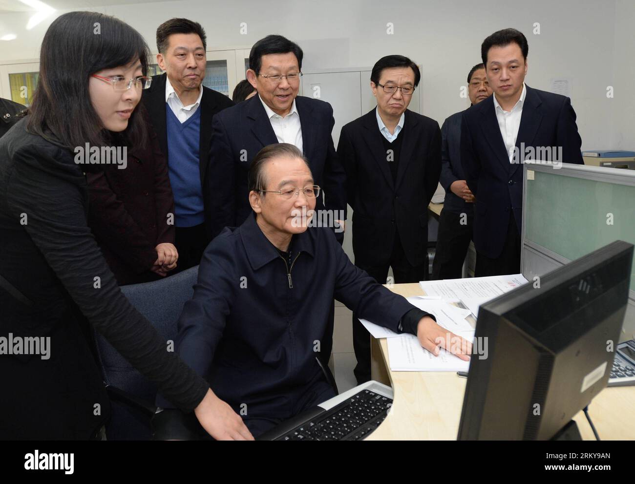 Bildnummer : 59172390 Datum : 04.02.2013 Copyright : imago/Xinhua (130204) -- BEIJING, 4 février 2013 (Xinhua) -- le premier ministre chinois Wen Jiabao inspecte le ministère du Commerce (MOC) à Beijing, capitale de la Chine, le 4 février 2013. (Xinhua/Ma Zhancheng) (zn) CHINA-BEIJING-WEN JIABAO-MOC-INSPECTION (CN) PUBLICATIONxNOTxINxCHN People Politik x0x xst 2013 quer 59172390 Date 04 02 2013 Copyright Imago XINHUA Beijing février 4 2013 XINHUA le Premier ministre chinois Wen Jiabao inspecte le ministère du Commerce MOC à Beijing capitale de la Chine février 4 2013 XINHUA ma Zhancheng Zn Chine Beijing Wen Jiabao MOC inspection CN P Banque D'Images