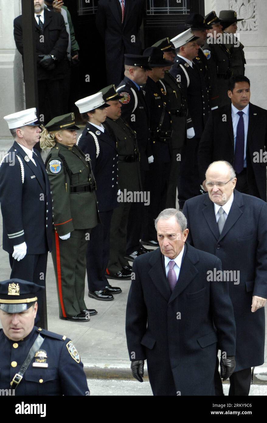 Bildnummer : 59175204 Datum : 04.02.2013 Copyright : imago/Xinhua (130204) -- NEW YORK, 4 février 2013 (Xinhua) -- le maire de New York Michael Bloomberg (Front R) assiste aux funérailles de l'ancien maire de New York Ed Koch à New York, aux États-Unis, le 4 février 2013. (Xinhua/David Torres) États-Unis-NEW YORK-ED KOCH-FUNAREL PUBLICATIONxNOTxINxCHN personnes Politik Beerdigung Trauerfeier USA premiumd x0x xmb 2013 hoch 59175204 Date 04 02 2013 Copyright Imago XINHUA New York février 4 2013 le maire de XINHUA New York Michael Bloomberg r Front assiste aux funérailles de l'ancien maire de New York Ed Cook à New Banque D'Images