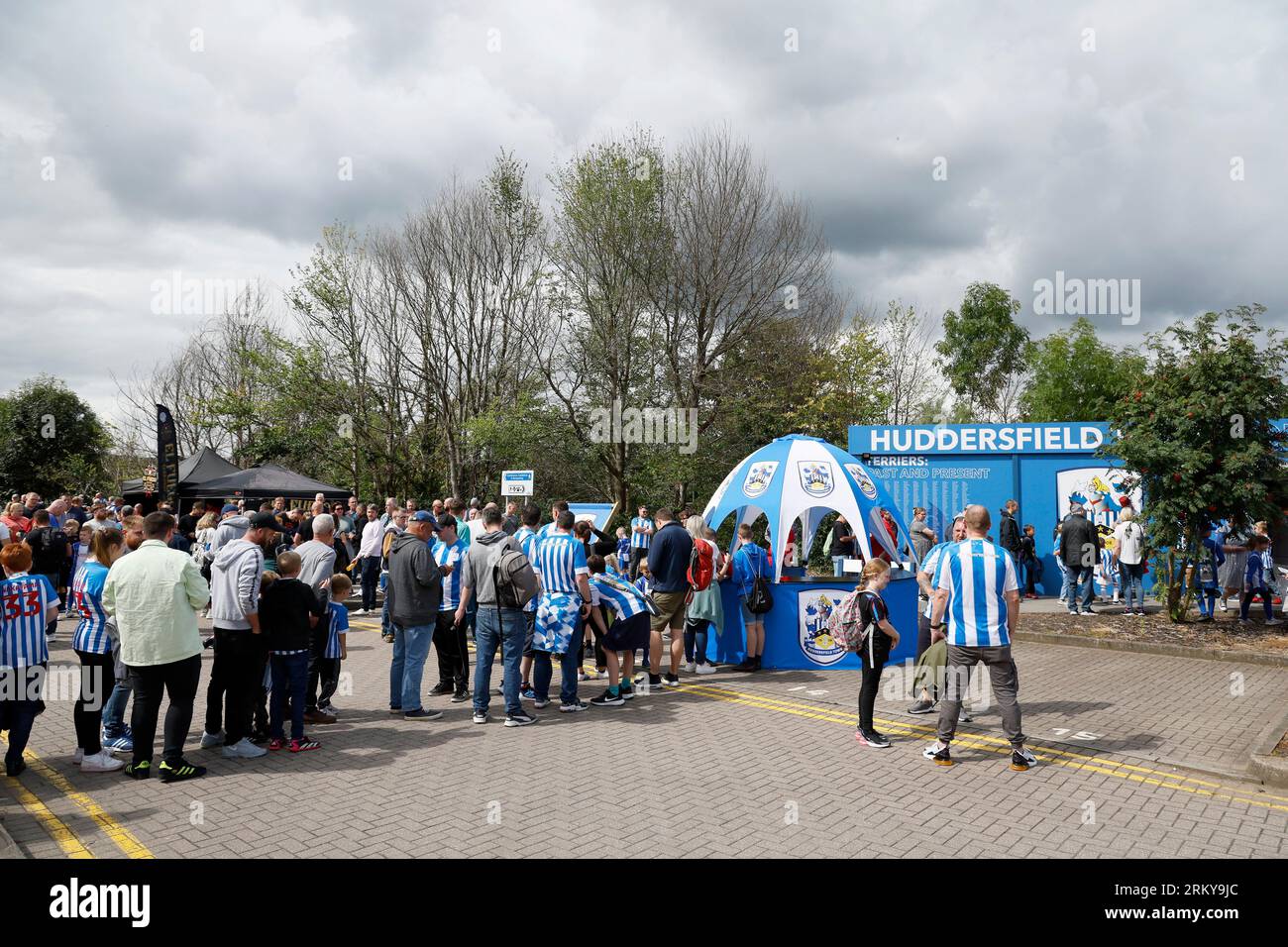 Fans à l'extérieur du John Smith's Stadium avant le match de championnat Sky Bet entre Huddersfield Town et Norwich City. Date de la photo : Samedi 26 août 2023. Banque D'Images