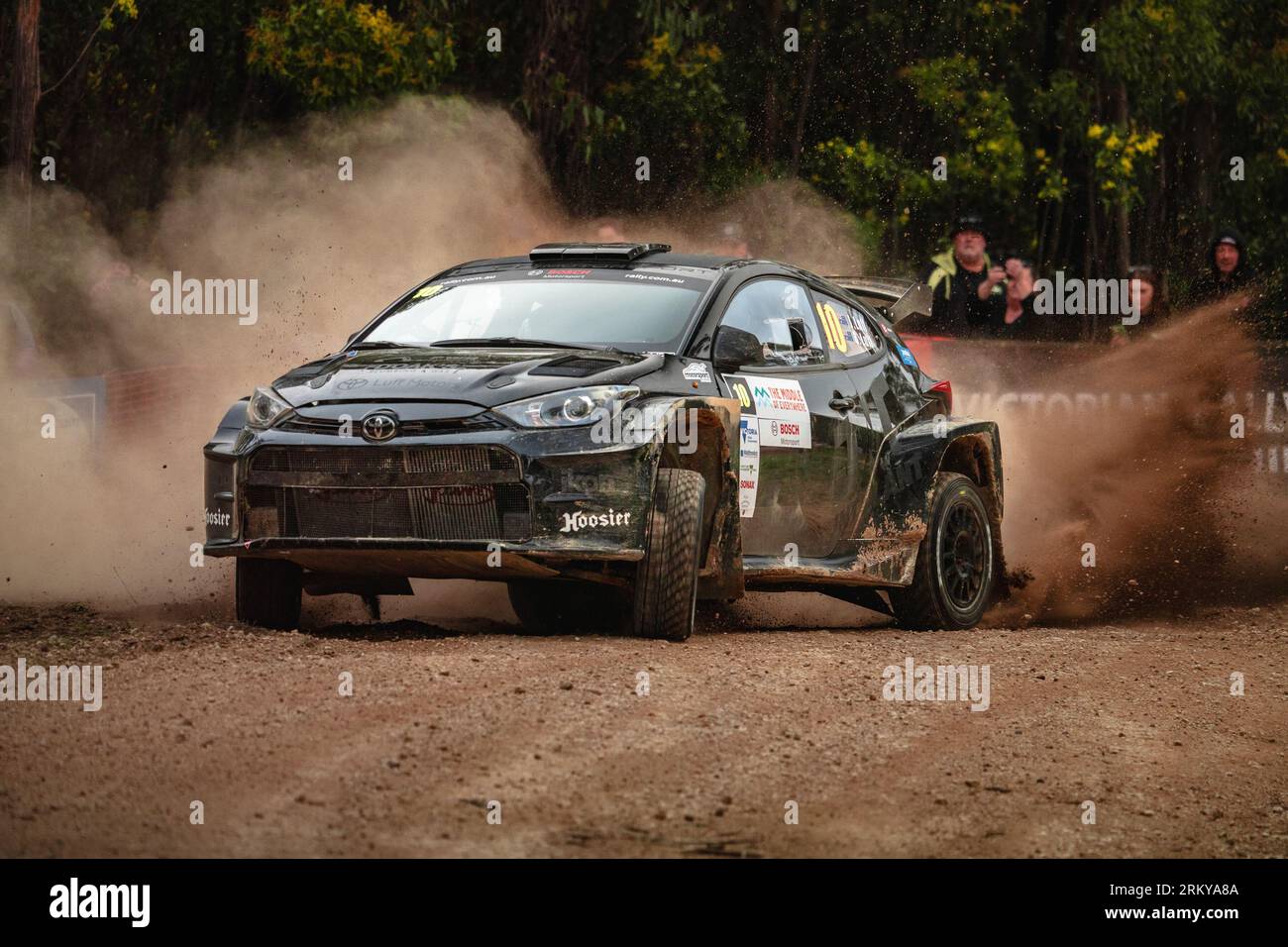 Heyfield, Australie. 26 août 2023. La Toyota Yaris de la voiture #10 glisse hors du complexe Turn 1 de SS5 du Gippsland Rally. Crédit : James Forrester / Alamy Live News Banque D'Images