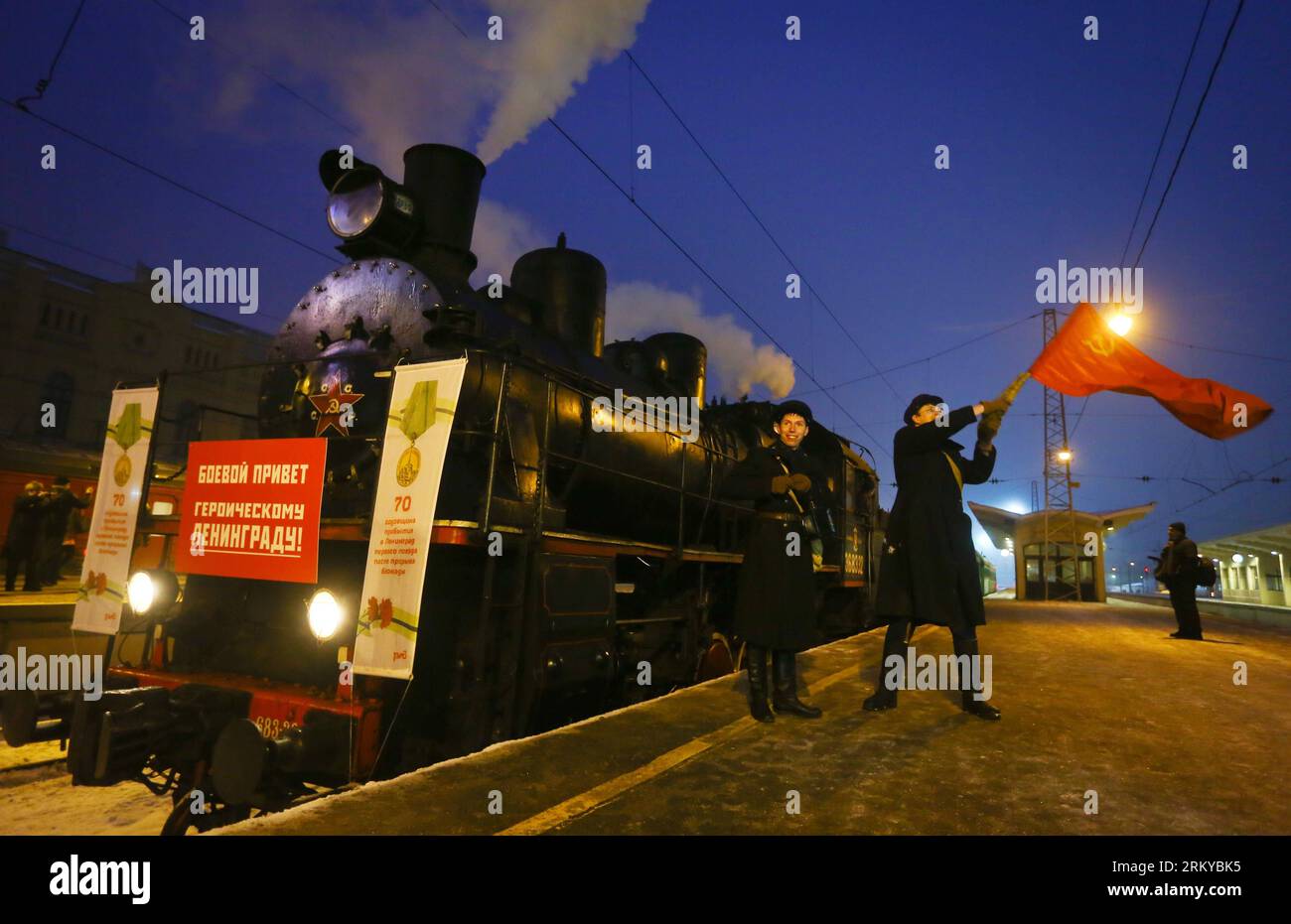 Bildnummer : 59191064 Datum : 07.02.2013 Copyright : imago/Xinhua (130208) -- ST. PETERSBURG, 7 février 2013 (Xinhua) -- Un conducteur de train agite un drapeau lors d'une activité commémorant l'arrivée du premier train transportant de la nourriture après la levée du blocus de la ville de St. PETERSBURG en Russie, 7 février 2013. Le siège nazi de Leningrad, qui a commencé en septembre 1941 et s'est poursuivi jusqu'au 27 janvier 1944, a tué jusqu'à 1,5 millions de résidents pendant la Seconde Guerre mondiale (Xinhua/Zmeyev)(yy) RUSSIE-ST. PETERSBURG-SIEGE-TRAIN PUBLICATIONxNOTxINxCHN Gesellschaft Gedenken Zweiter Weltkrieg Befreiung Ver Banque D'Images