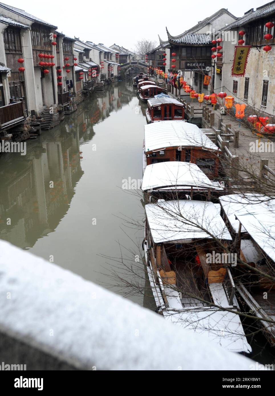 Bildnummer : 59191093 Datum : 08.02.2013 Copyright : imago/Xinhua (130208) -- SUZHOU, 8 février 2013 (Xinhua) -- la photo prise le 8 février 2013 montre le paysage après une chute de neige à Shantang Street, une célèbre allée d'eau, à Suzhou, province de Jiangsu dans l'est de la Chine. (Xinhua/Hang Xingwei) (ry) CHINA-JIANGSU-SUZHOU-SCENERY (CN) PUBLICATIONxNOTxINxCHN Gesellschaft Wetter Witterung Schnee Winter Wintereinbruch x0x xrj 2013 hoch 59191093 Date 08 02 2013 Copyright Imago XINHUA Suzhou février 8 2013 XINHUA photo prise LE 8 2013 février montre le paysage après une chute de neige À LA rue Tang Shan une célèbre allée d'eau i. Banque D'Images