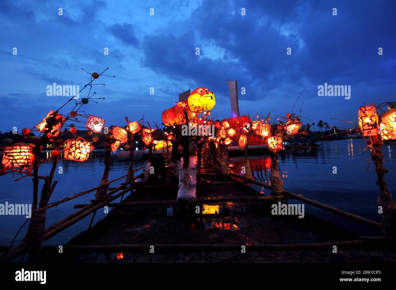Bildnummer : 59197312 Datum : 09.02.2013 Copyright : imago/Xinhua (130210) -- JAKARTA, 9 février 2013 (Xinhua) -- Une lanterne serpent géante est exposée pour accueillir le nouvel an lunaire chinois, l'année du serpent, sur la plage d'Ancol dans le nord de Jakarta, Indonésie, le 9 février 2013. Le Festival du printemps chinois tombe le 9 février cette année. (Xinhua/Agung Kuncahya B.)(zcc) INDONÉSIE-JAKARTA-CHINESE NEW YEAR-CELEBRATION PUBLICATIONxNOTxINxCHN Gesellschaft Fest chinesisches Neujahr x0x xmb 2013 quer premiumd 59197312 Date 09 02 2013 Copyright Imago XINHUA Jakarta février 9 2013 XINHUA une lanterne de serpent géant EST disp Banque D'Images