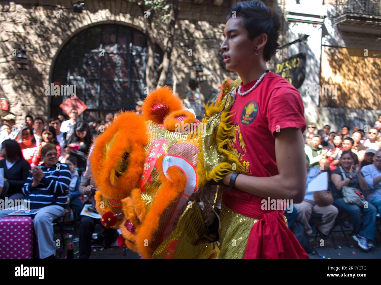 Bildnummer : 59197293 Datum : 09.02.2013 Copyright : imago/Xinhua (130209) -- MEXICO, le 9 février 2013 -- Un jeune homme mexicain, membre d'une équipe de danse du lion, se produit lors de la célébration du Festival du printemps chinois dans le centre-ville de Mexico, capitale du Mexique, le 9 février 2013. (Xinhua/Shi Sisi) MEXIQUE-MEXIQUE VILLE-PRINTEMPS FESTIVAL-CÉLÉBRATION PUBLICATIONxNOTxINxCHN Gesellschaft Fest chinesisches Neujahr x0x xmb 2013 quer 59197293 Date 09 02 2013 Copyright Imago XINHUA Mexico 9 2013 février un jeune homme MEXICAIN membre d'une équipe de danse du lion se produit pendant le Festival du printemps chinois Celebr Banque D'Images