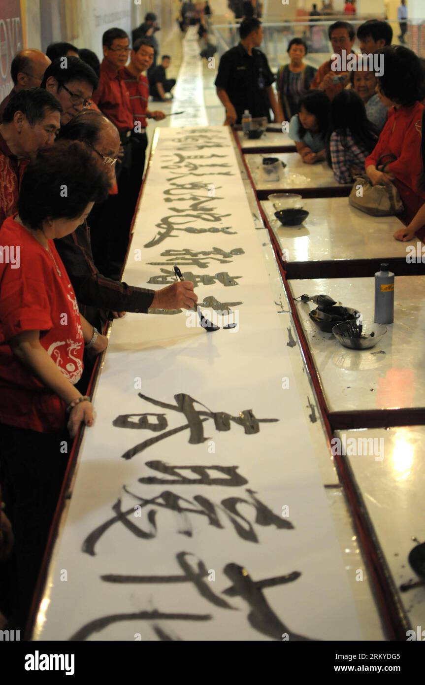 Bildnummer : 59202673 Datum : 10.02.2013 Copyright : imago/Xinhua (130211) -- JAKARTA, 11 février 2013 (Xinhua) -- les participants écrivent la calligraphie chinoise sur une feuille de 271.8 mètres de long comme tentative record lors de la célébration du nouvel an chinois au Festival Citylink à Bandung de Java occidental, Indonésie, le 10 février 2013. (Xinhua/Zulkarnain) INDONÉSIE-BANDUNG-CHINOIS CALLIGRAPHIE PUBLICATIONxNOTxINxCHN Kultur Kalligrafie Rekord Neujahr Frühlingsfest xas x0x 2013 hoch premiumd 59202673 Date 10 02 2013 Copyright Imago XINHUA Jakarta février 11 2013 XINHUA participants écrivent la calligraphie chinoise SUR un 271 Banque D'Images
