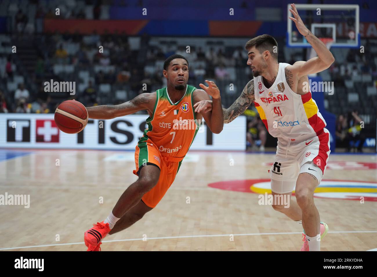 Cote D'Ivoire guard Maxence Dadiet (7) drives against Spain forward Juancho Hernangomez (41) during the Basketball World Cup group G match between Spain and Cote d'Ivoire at the Indonesia Arena stadium in Jakarta, Indonesia, Saturday, Aug. 26, 2023. (AP Photo/Tatan Syuflana) Banque D'Images