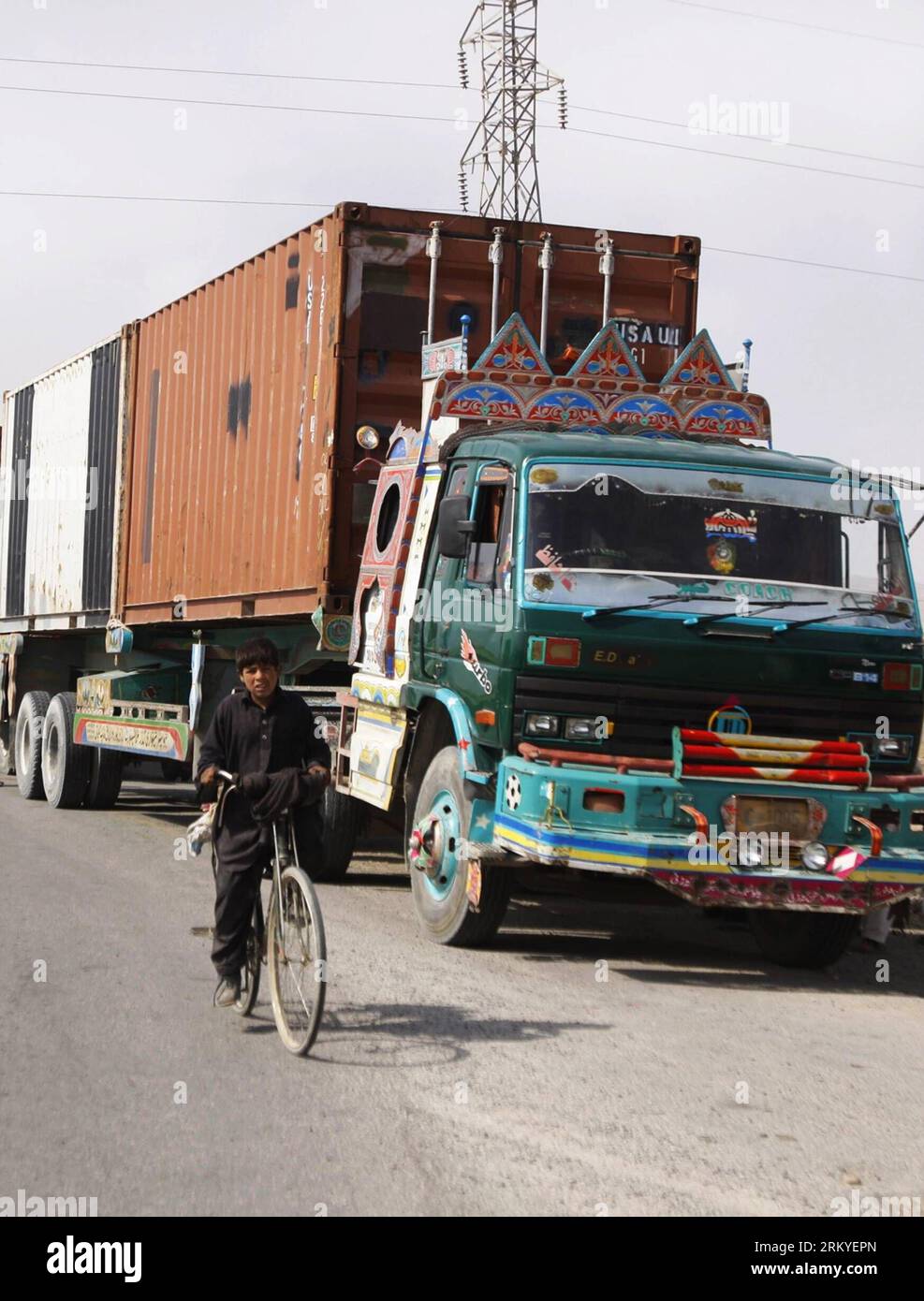 Bildnummer : 59211298 Datum : 12.02.2013 Copyright : imago/Xinhua QUETTA, 12 février 2013 - Un garçon pakistanais passe devant des camions de ravitaillement de l'OTAN garés transportant de l'équipement de l'OTAN à un poste de contrôle à Quetta, dans le sud-ouest du Pakistan, le 12 février 2013. Les États-Unis disent qu'ils ont commencé à utiliser la route terrestre à travers le Pakistan pour retirer l'équipement militaire américain d'Afghanistan. (Xinhua photo/Mohammad)(bxy) PAKISTAN-QUETTA-US MILITARY-SEVRAGE PUBLICATIONxNOTxINxCHN Gesellschaft Nato transport Truck Logistik LKW x0x xdd 2013 hoch 59211298 Date 12 02 2013 Copyright Imago XINHUA Quetta février 12 2013 un garçon pakistanais Banque D'Images
