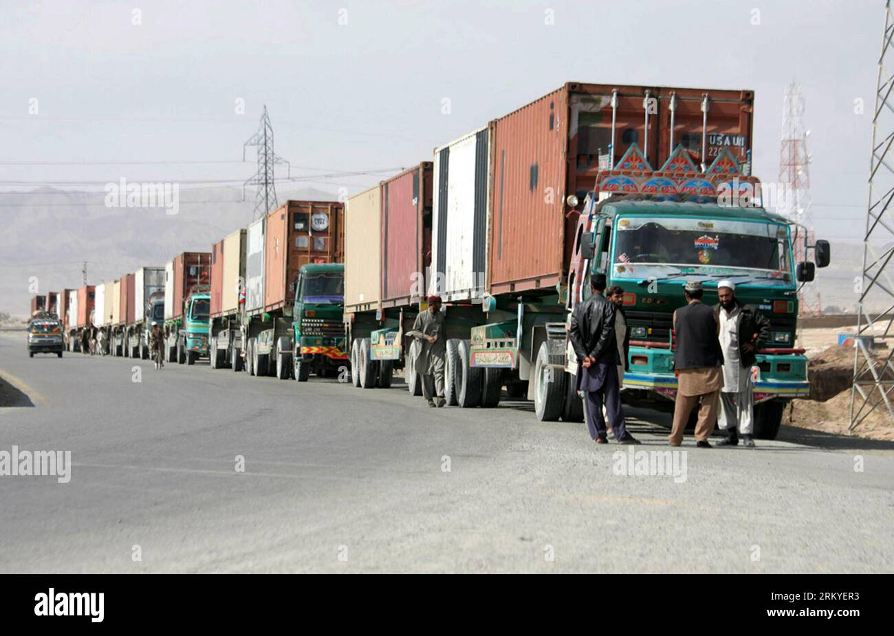Bildnummer : 59211295 Datum : 12.02.2013 Copyright : imago/Xinhua QUETTA, 12 février 2013 - des camions d'approvisionnement de l'OTAN transportant des équipements de l'OTAN se trouvent à un poste de contrôle à Quetta, au sud-ouest du Pakistan, le 12 février 2013. Les États-Unis disent qu'ils ont commencé à utiliser la route terrestre à travers le Pakistan pour retirer l'équipement militaire américain d'Afghanistan. (Xinhua photo/Mohammad)(bxy) PAKISTAN-QUETTA-US MILITARY-SEVRAGE PUBLICATIONxNOTxINxCHN Gesellschaft Nato transport Truck Logistik LKW x0x xdd 2013 quer 59211295 Date 12 02 2013 Copyright Imago XINHUA Quetta fév 12 2013 camions d'approvisionnement de l'OTAN transportant le parc d'équipement de l'OTAN A Banque D'Images