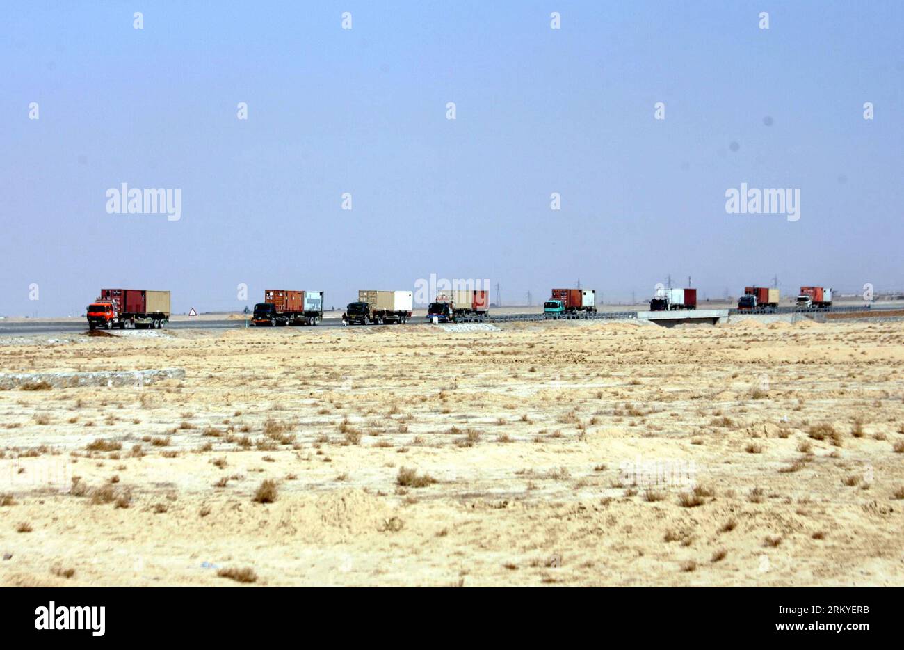 Bildnummer : 59211297 Datum : 12.02.2013 Copyright : imago/Xinhua QUETTA, 12 février 2013 - des camions d'approvisionnement de l'OTAN transportant des équipements de l'OTAN entrent à Quetta, dans le sud-ouest du Pakistan, le 12 février 2013. Les États-Unis disent qu'ils ont commencé à utiliser la route terrestre à travers le Pakistan pour retirer l'équipement militaire américain d'Afghanistan. (Xinhua photo/Mohammad)(bxy) PAKISTAN-QUETTA-US MILITARY-SEVRAGE PUBLICATIONxNOTxINxCHN Gesellschaft Nato transport Truck Logistik LKW x0x xdd 2013 quer 59211297 Date 12 02 2013 Copyright Imago XINHUA Quetta fév 12 2013 des camions d'approvisionnement de l'OTAN transportant des équipements de l'OTAN entrent dans Quetta Southw Banque D'Images