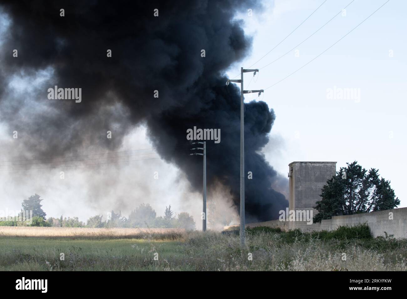 Province de Lecce : fumée de feu dans un dépôt de voitures Banque D'Images