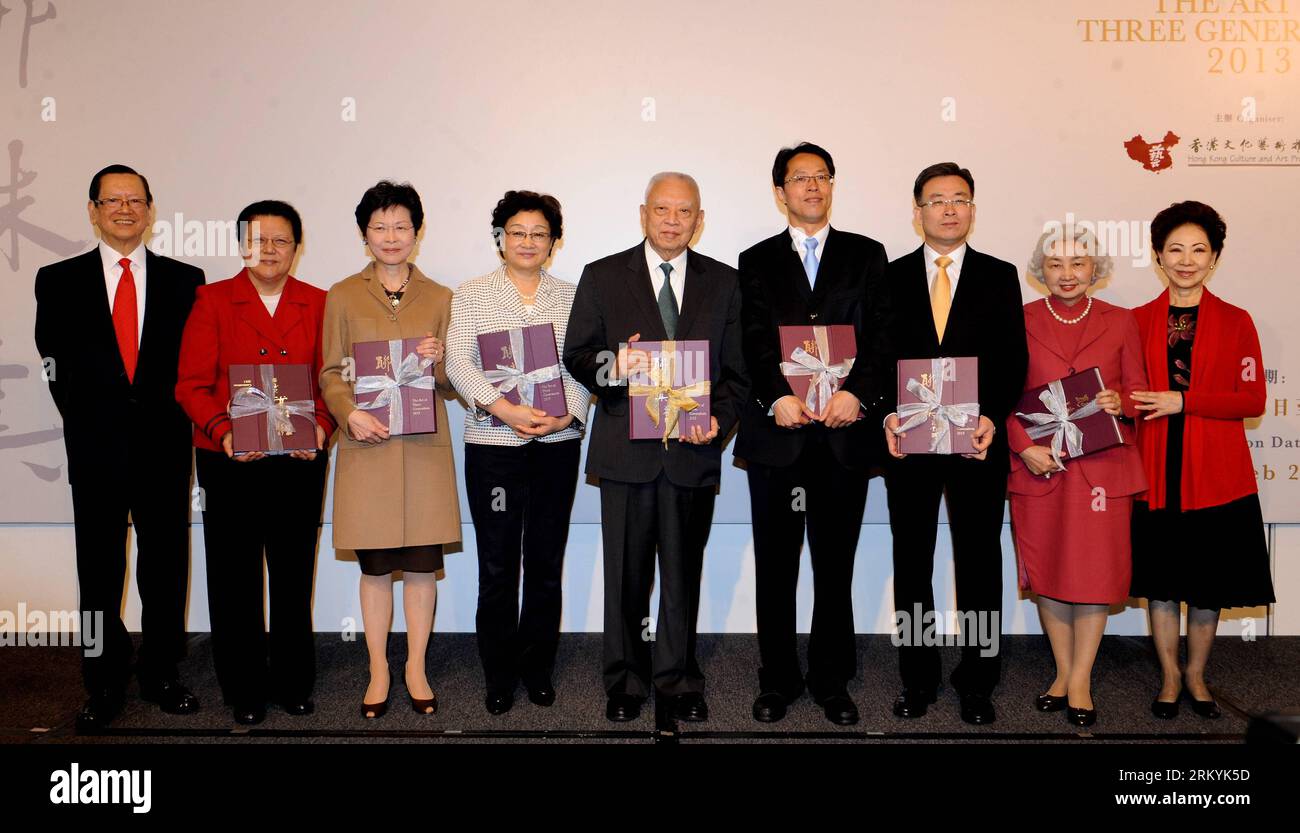 Bildnummer : 59236789 Datum : 18.02.2013 Copyright : imago/Xinhua (130218) -- HONG KONG, 18 février 2013 (Xinhua) -- Tung Chee-hwa (C), vice-président du Comité national de la Conférence consultative politique du peuple chinois, et d'autres invités posent pour une photo de groupe lors de la cérémonie d'ouverture d'une exposition d'art à Hong Kong, dans le sud de la Chine, le 18 février 2013. L’exposition Art of Three Generations a eu lieu lundi à Hong Kong pour montrer les œuvres de Lily Chan, de son fils Bernard Chan et de sa petite-fille Stephanie Tan. (Xinhua/Wong Pun Keung) (zkr) CHINE-HONG KONG-ART DE TROIS GÉNÉRATIONS (CN) PUBLIC Banque D'Images