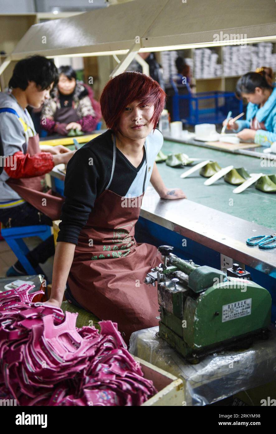 Bildnummer : 59245280 Datum : 17.02.2013 Copyright : imago/Xinhua (130220) -- HANGZHOU, 17 février 2013 (Xinhua) -- Fang Xiaoqiang (devant), pose pour une photo dans l'usine de chaussures pour laquelle il a travaillé à Wenling, dans la province du Zhejiang de l'est de la Chine, le 17 février 2013. Fang Xiaoqing est originaire de Xuchang, dans la province du Henan de Chine centrale, et il est né en 1994. Un groupe de travailleurs migrants qui sont nés après l'année 1990 est devenu une force émergente de l'industrie manufacturière en Chine. À la différence des travailleurs migrants de la génération plus âgée, la plupart de ceux nés après 1990 ne connaissent pas le travail agricole Banque D'Images