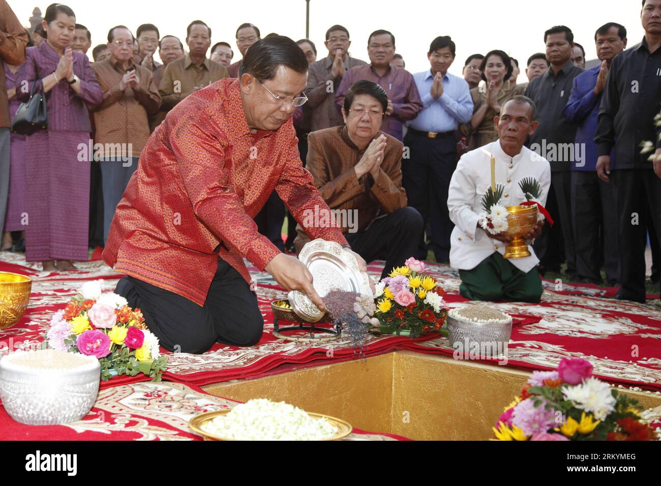 Bildnummer : 59250585 Datum : 20.02.2013 Copyright : imago/Xinhua (130220) -- PHNOM PENH, 20 février 2013 (Xinhua) -- le Premier ministre cambodgien Hun Sen (devant) allume une bougie lors d'une cérémonie à Phnom Penh, Cambodge, le 20 février 2013. Le Cambodge a organisé mercredi une cérémonie traditionnelle pour commencer la construction d une statue commémorative en cuivre du défunt Roi Père Norodom Sihanouk près du monument de l indépendance de la capitale. (Xinhua/Phearum) (zy) CAMBODIA-PHNOM PENH-SIHANOUK-STATUE PUBLICATIONxNOTxINxCHN People Politik Gedenken Trauer premiumd x0x xmb 2013 quer 59250585 Date 20 02 2013 Copyright Banque D'Images