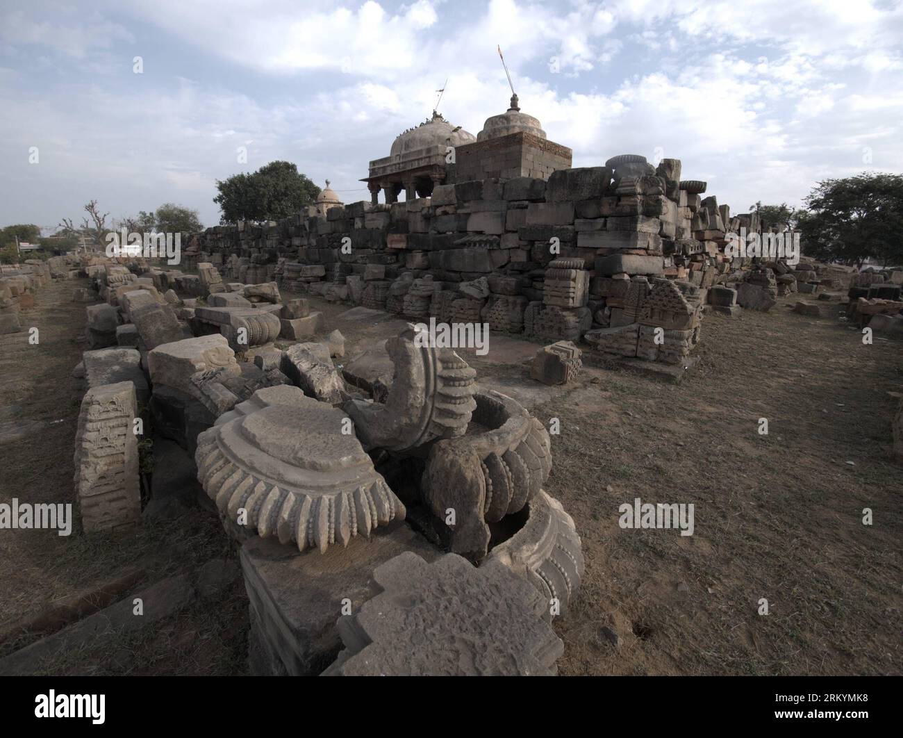 Bildnummer : 59251571 Datum : 20.02.2013 Copyright : imago/Xinhua (130220) -- RAJASTHAN, 20 février 2013 (Xinhua) -- photo prise le 20 février 2013 montre un temple hindou Harshat Mata partiellement détruit près de Chand Baori, un puits, dans un village près de Jaipur, la capitale de l'État indien du nord du Rajasthan. Le Chand Baori a été construit par le roi Chanda de la dynastie Nikumbha entre le 8e et le 9e siècle et a été dédié à Hashat Marta, déesse de la joie et du bonheur. (Xinhua/Li Yigang)(zjl) INDIA-RAJASTHAN-STEP-WELL PUBLICATIONxNOTxINxCHN Kultur Architektur Geschichte Indien x0x xmb 2013 quer 59 Banque D'Images